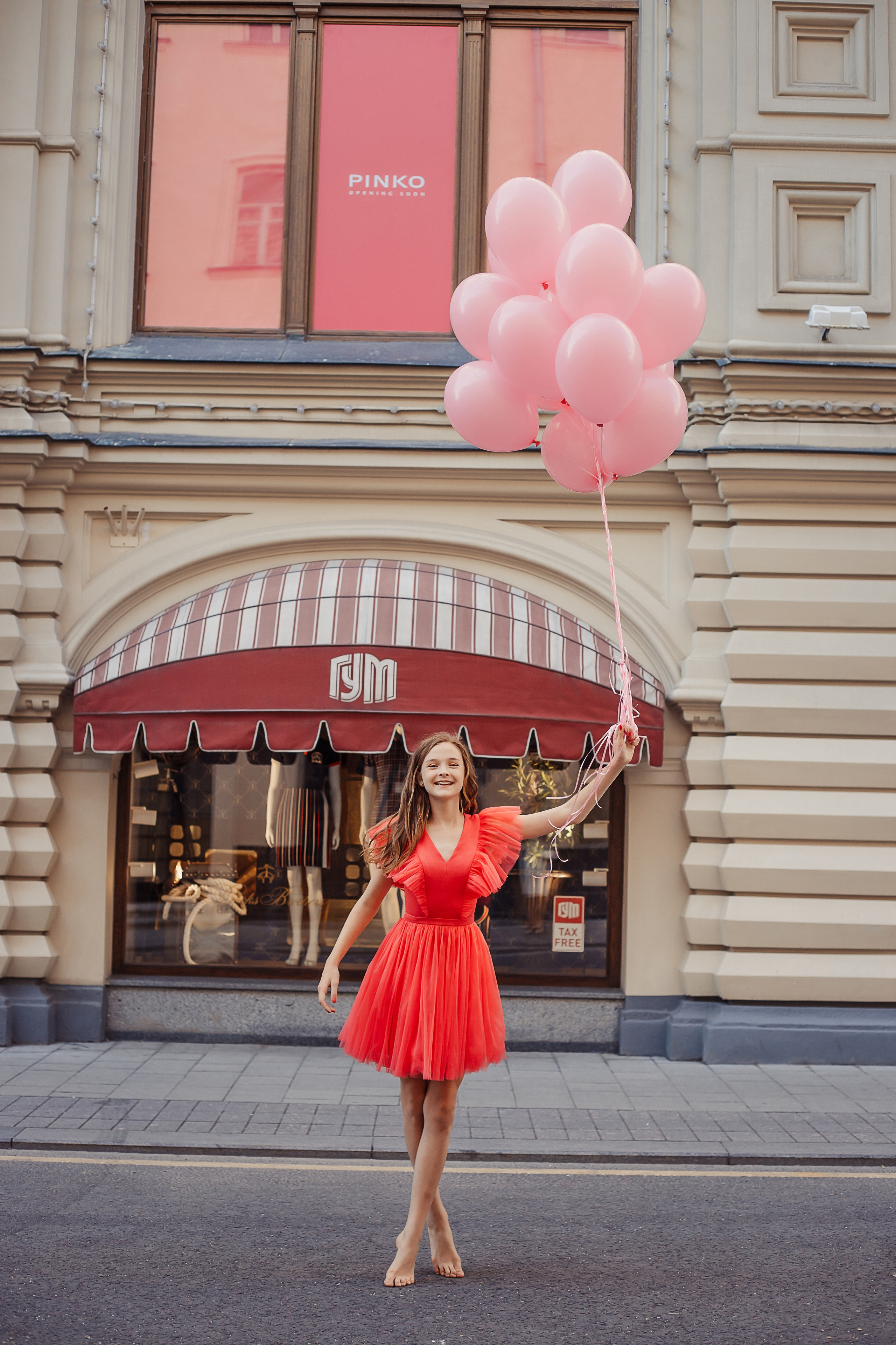 rina_sphoto, фотограф Катерина Сысуева,  Рина Сысуева, женский фотограф Москва,  профессиональный фотограф москва, девушка в розовом платье с розовыми шариками у ГУМа