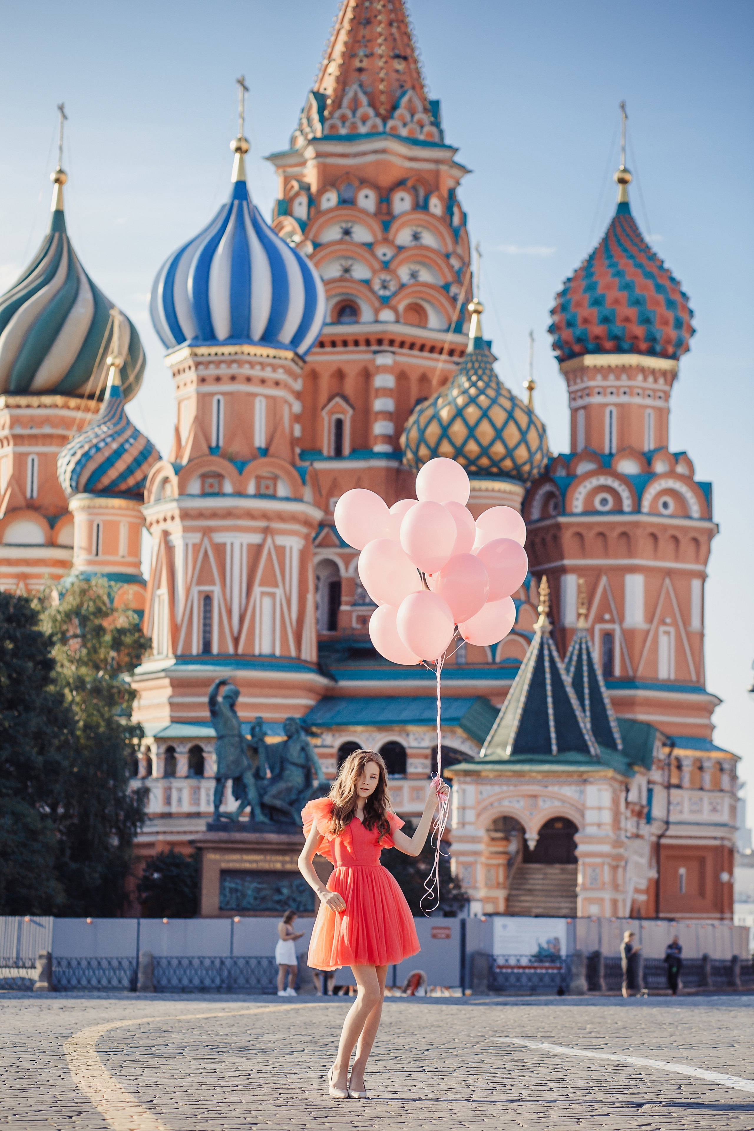 rina_sphoto, фотограф Катерина Сысуева,  Рина Сысуева, женский фотограф Москва,  профессиональный фотограф москва, девушка в розовом платье с розовыми шариками на Красной площади, Собор Василия Блаженного, Красная площадь