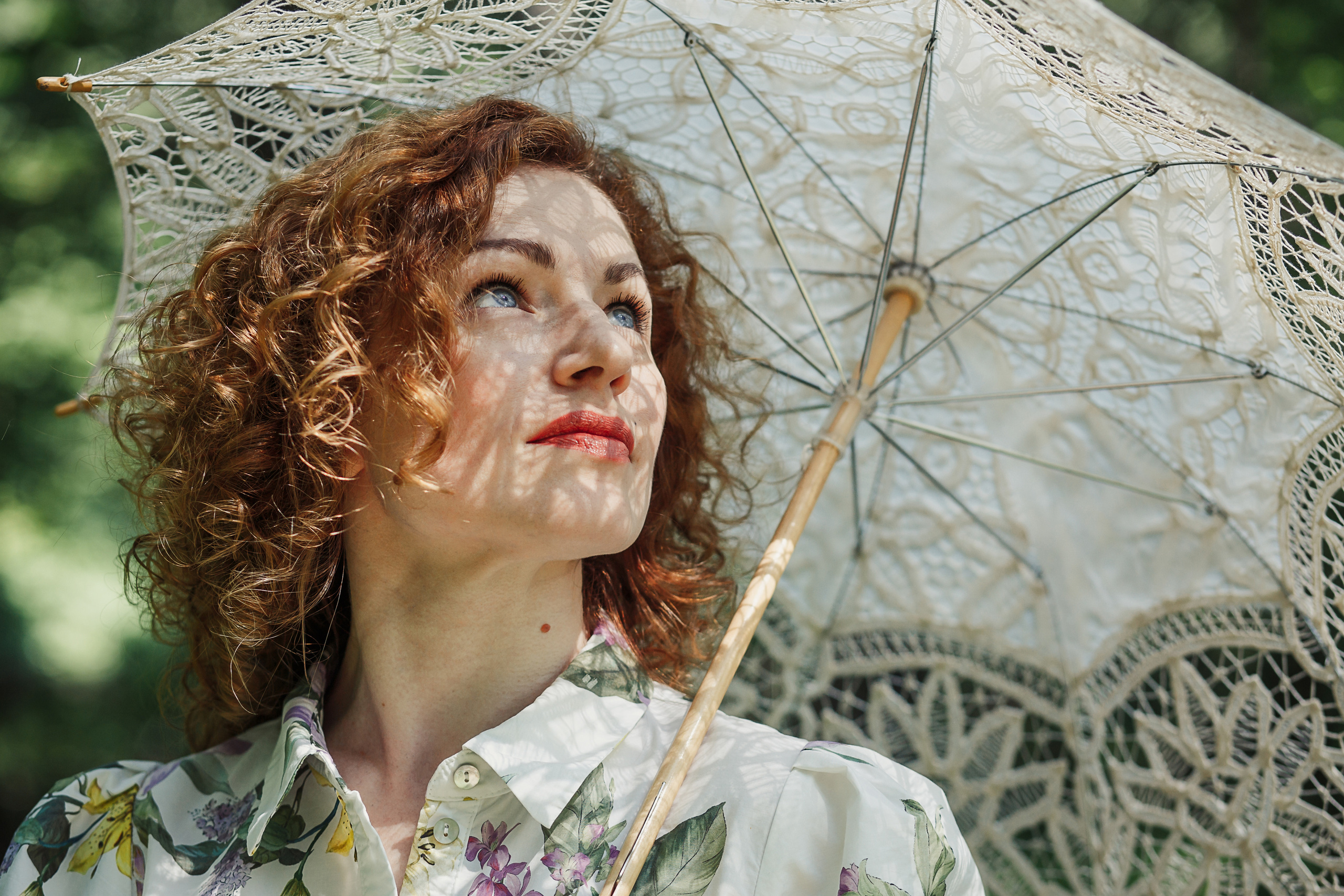 rina_sphoto, фотограф Катерина Сысуева, Рина Сысуева,  женский фотограф Москва,  профессиональный фотограф москва, женский портрет, девушка под зонтиком, тень на лице от зонта, летний зонтик