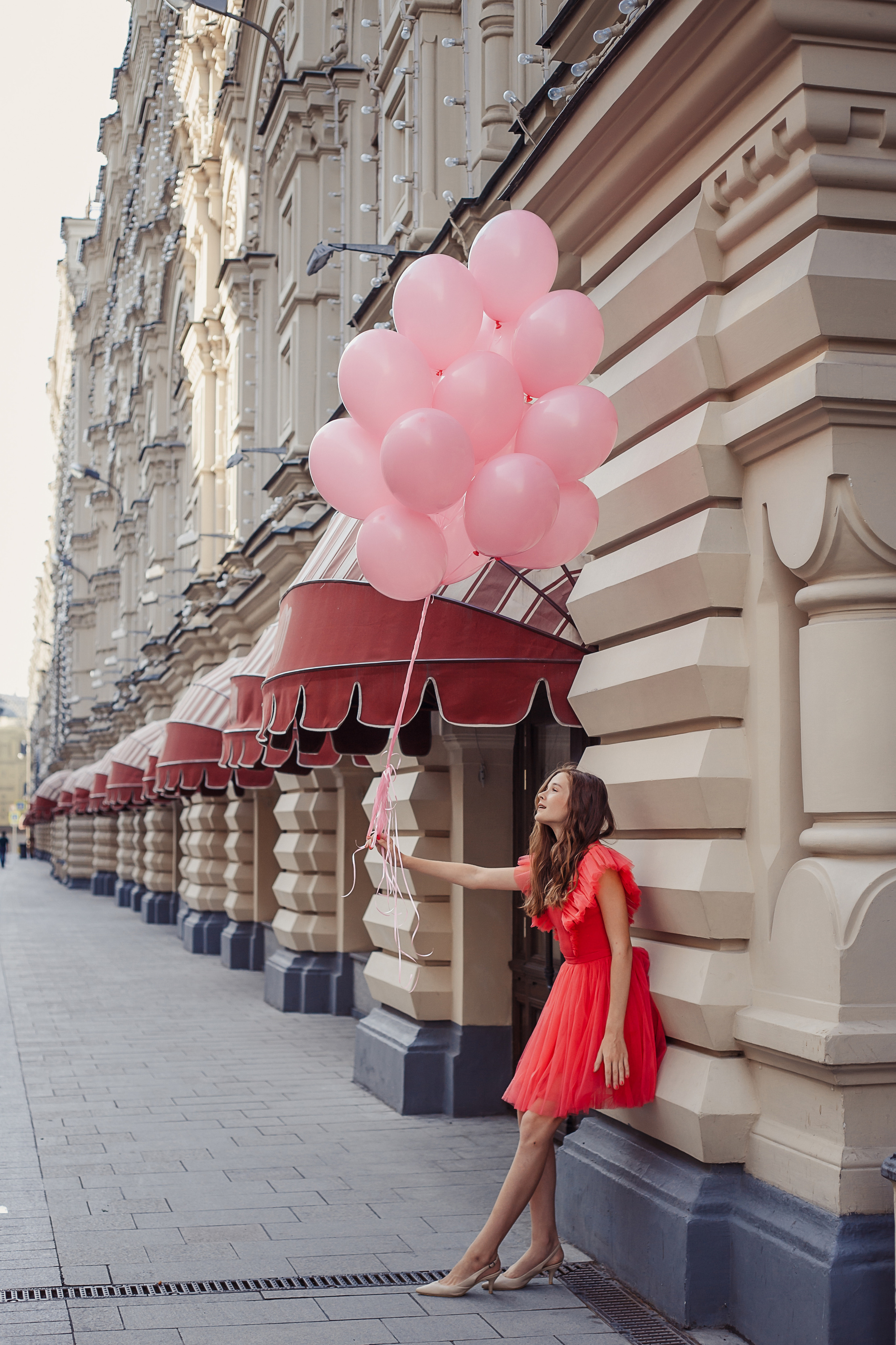 rina_sphoto, фотограф Катерина Сысуева,  Рина Сысуева, женский фотограф Москва,  профессиональный фотограф москва, девушка в розовом платье с розовыми шариками у ГУМа
