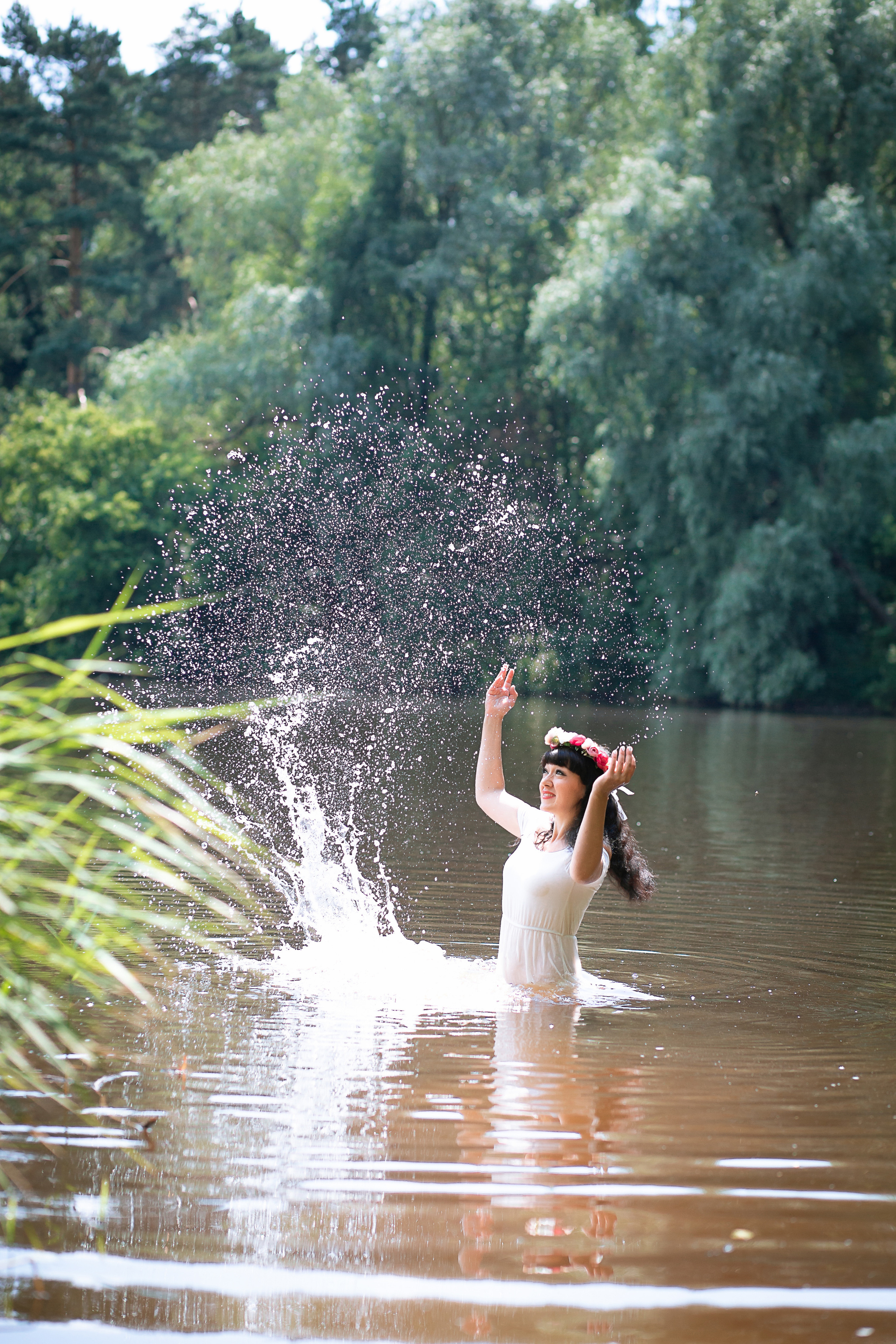 rina_sphoto, фотограф Катерина Сысуева,  Рина Сысуева, женский фотограф Москва,  профессиональный фотограф москва, брызги, девушка в воде брызгает, капли, девушка в озере, ивана купала, фотограф в москве