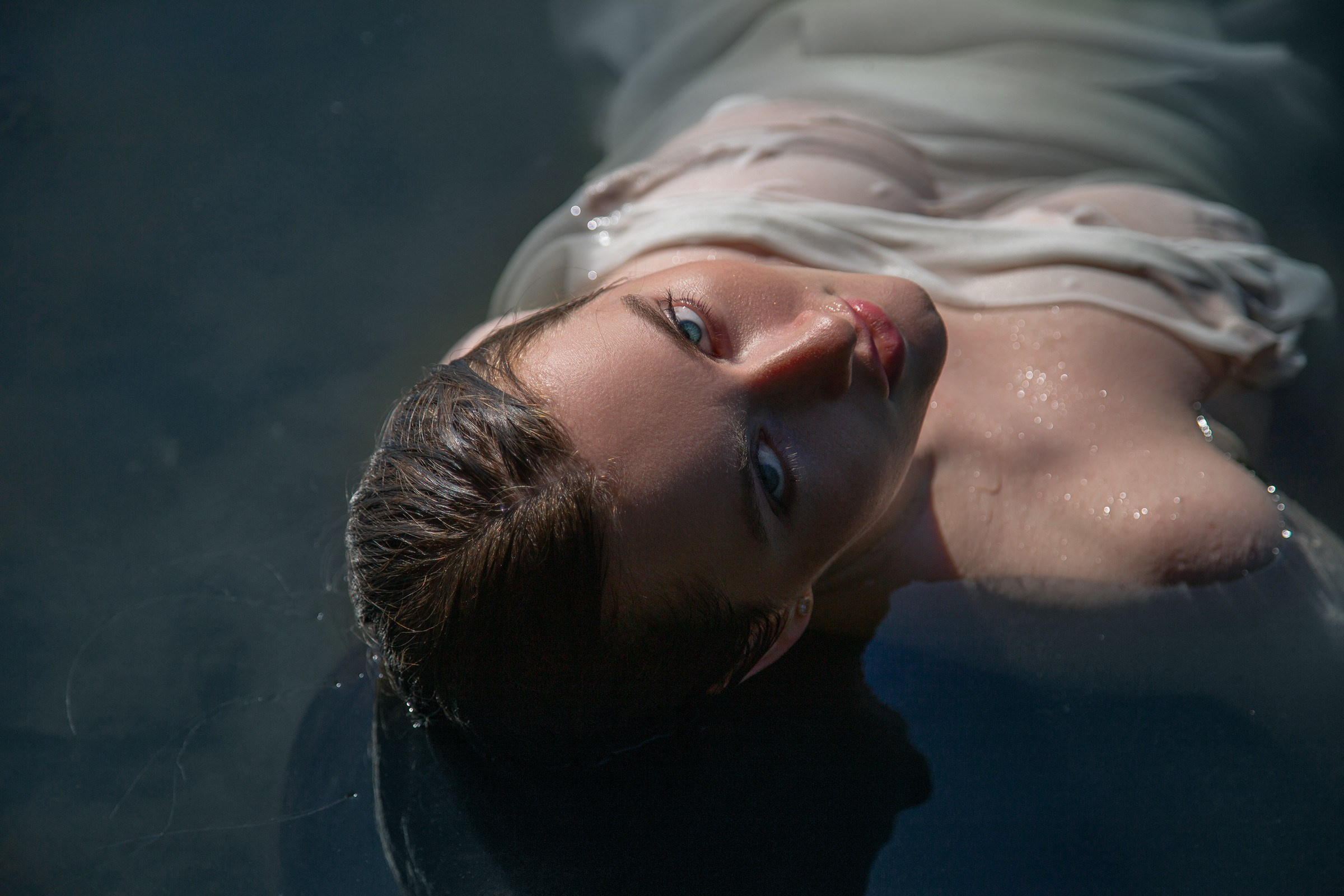 Фотосессия в кувшинках — женский портрет на озере | Анна Татаурова, Москва. Фотограф Анна Татаурова | Авторская фотосъемка в Москве