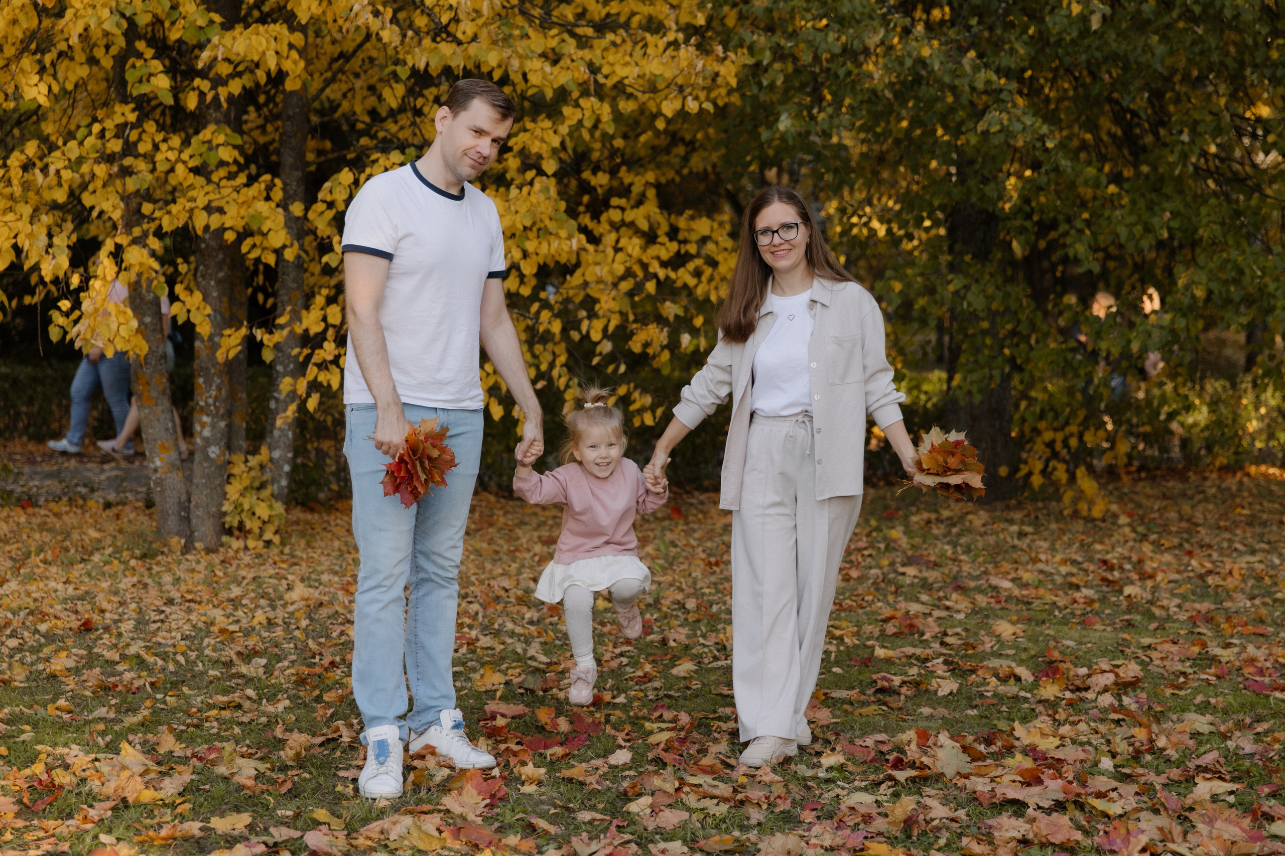 Прогулка Василисы с родителями, дядей и тетей. Семейный и свадебный фотограф в Москве и Зеленограде Пилипенко Юлия