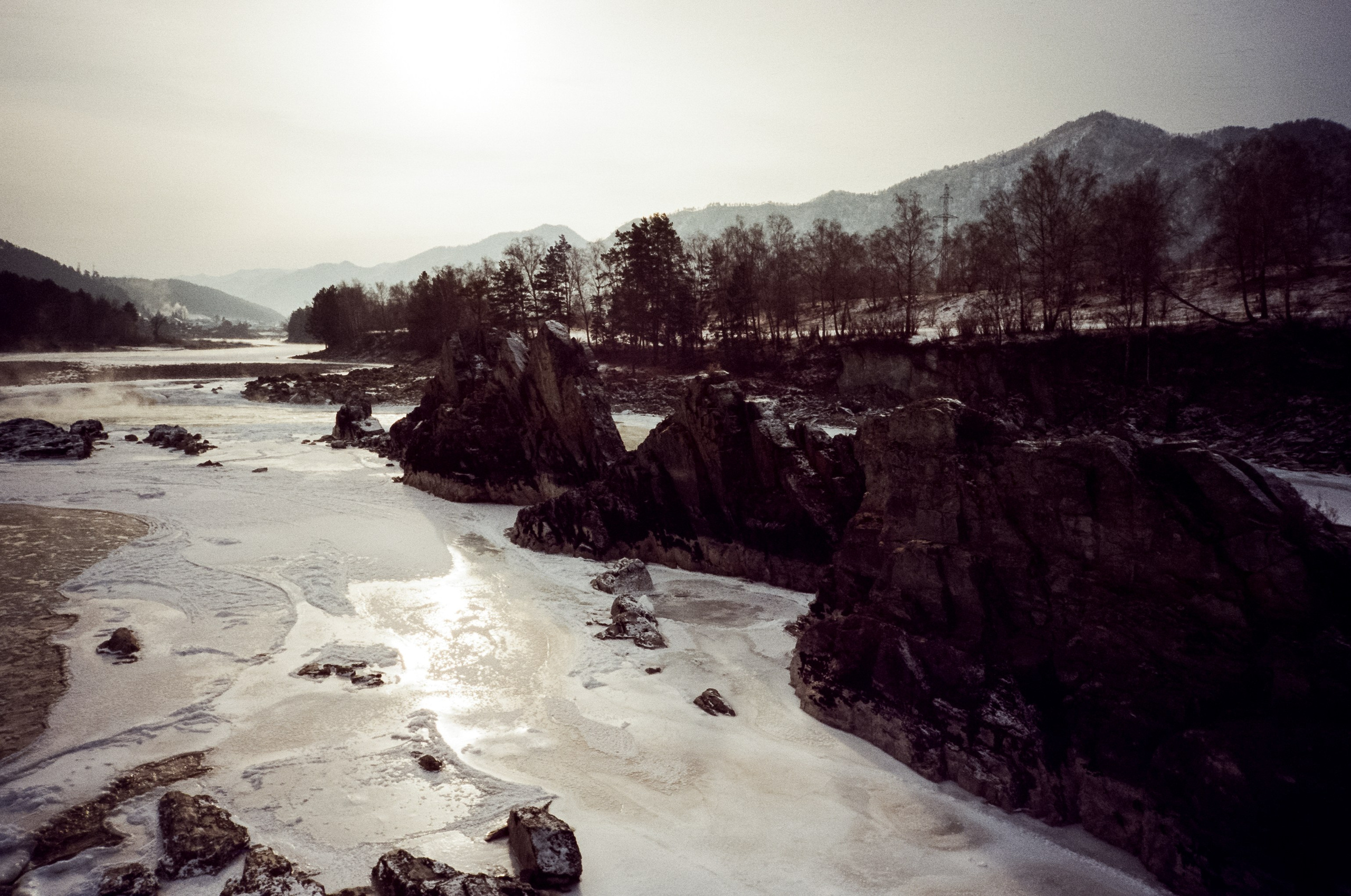 Мост над скалами Зубы Дракона. Зимняя Катунь. Фотограф-документалист Мария Осокина