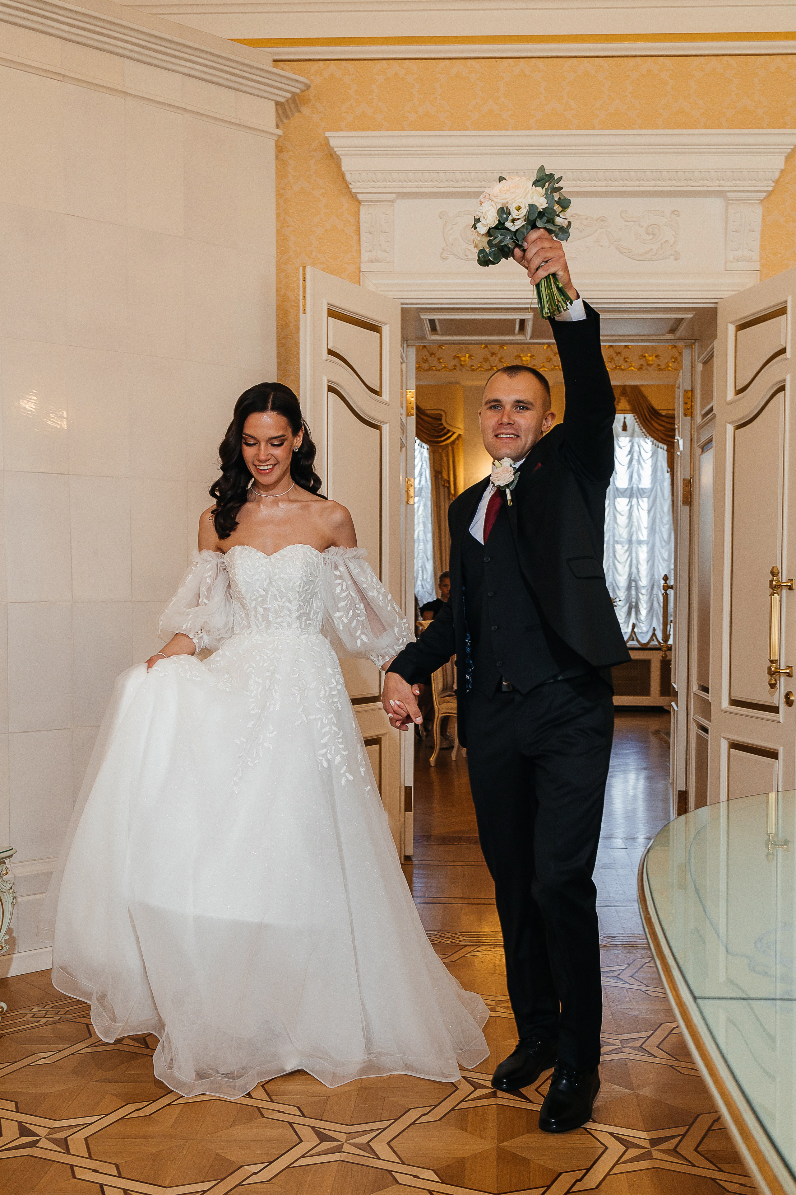 Волшебное утро невесты в номере отеля. Олег Сверчков | Свадебный фотограф Вологда