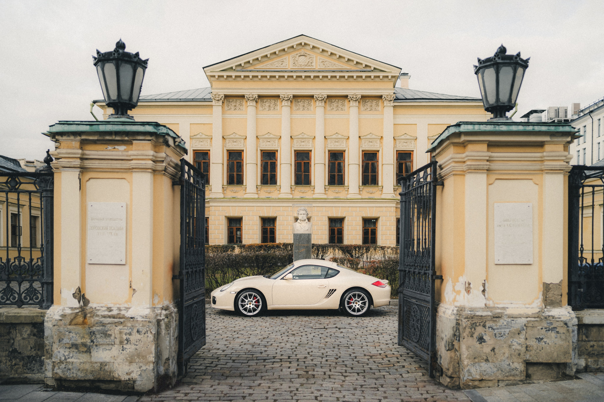Porsche Cayman S x Anna. Фотограф Илья К. в Москве