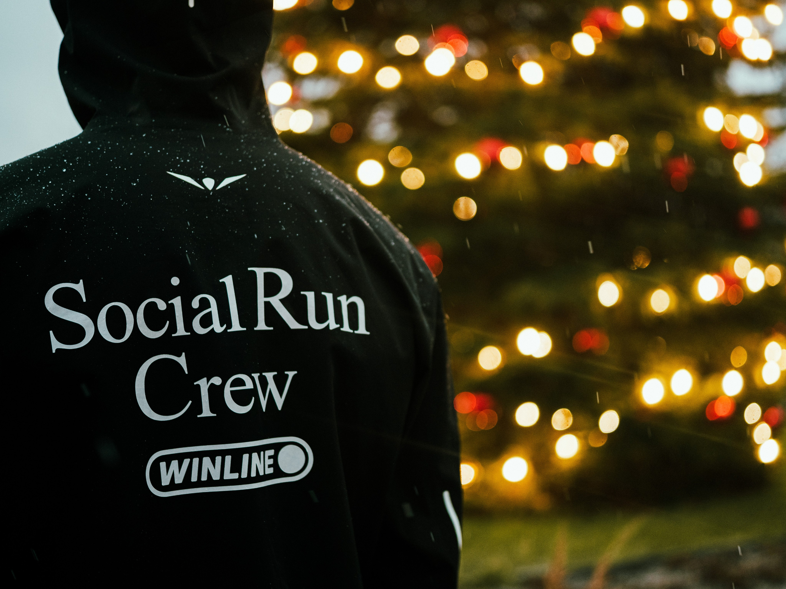 Social Run Community x Anta. Зимняя городская новогодняя фотосессия спортивной одежды от бегового клуба social run community. Портретный и репортажный фотограф в Санкт-Петербурге Смоляков Максим