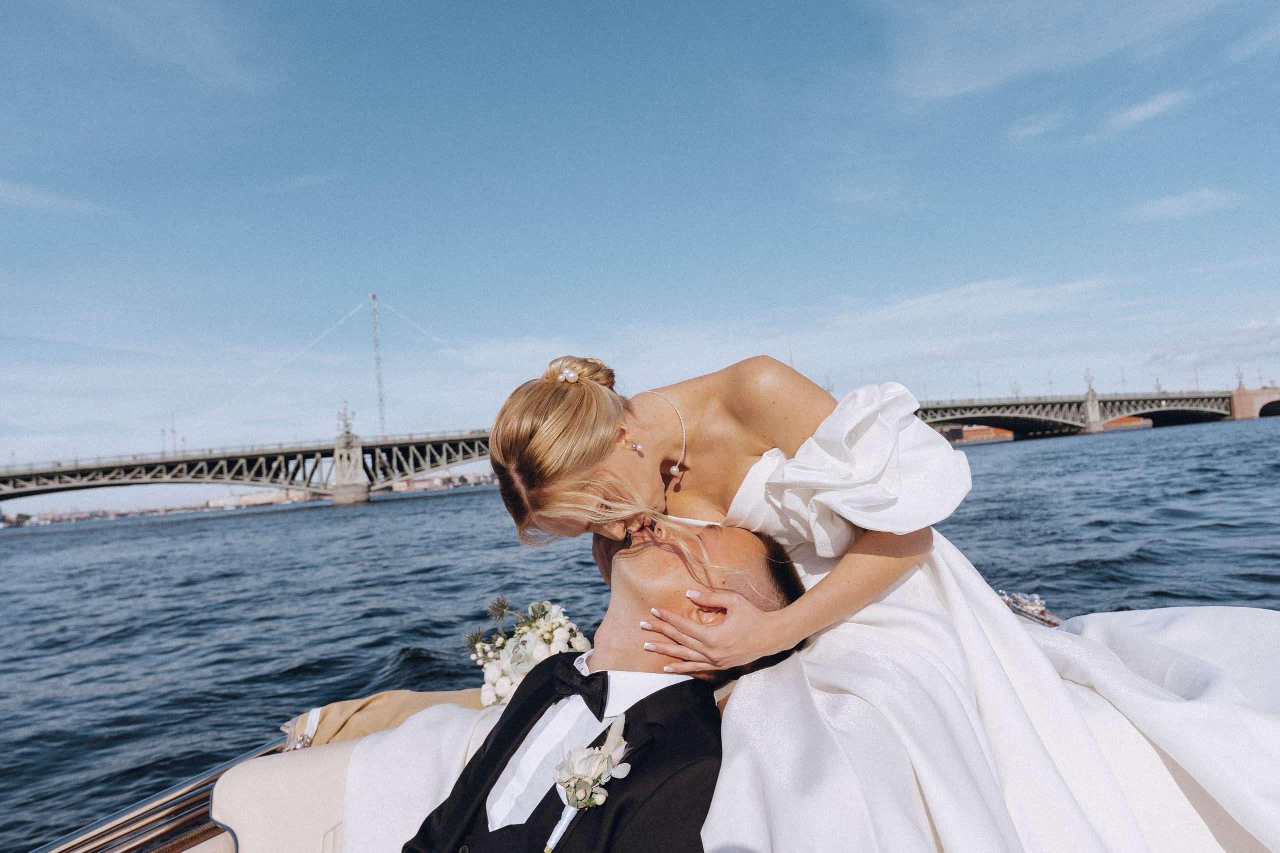 СВАДЕНБНАЯ СЬЕМКА НА КАТЕРЕ ПО КАНАЛАМ САНКТ-ПЕТЕРБУРГА И В АКВАТОРИИ НЕВЫ. Профессиональный фотограф, Санкт-Петербург — Виктория Богомолова