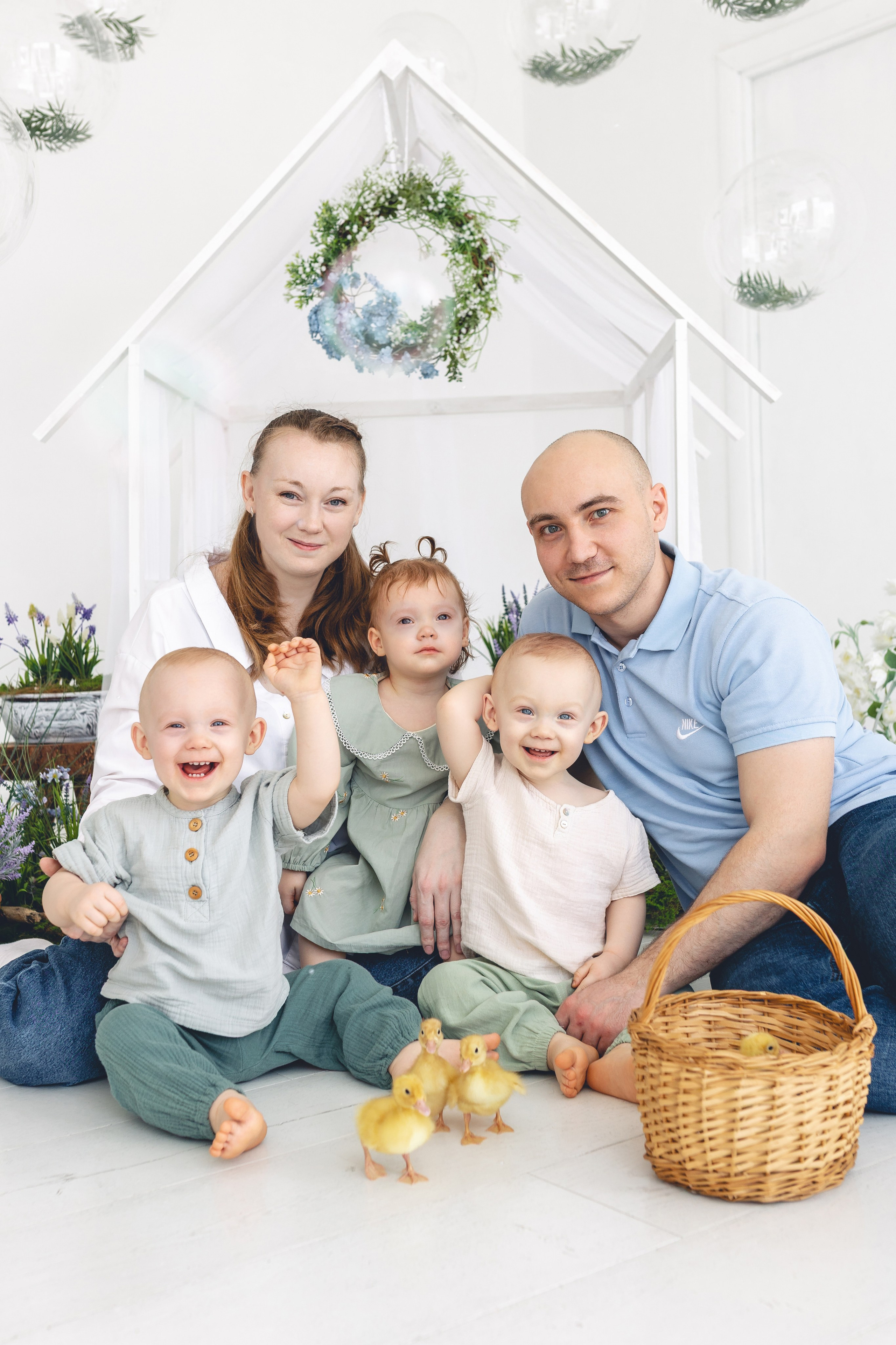 Тройняшки Варя, Миша и Женя пришли к утятам на фотосессию. Фотограф новорожденных в г. Барнаул Ренпенинг Катерина