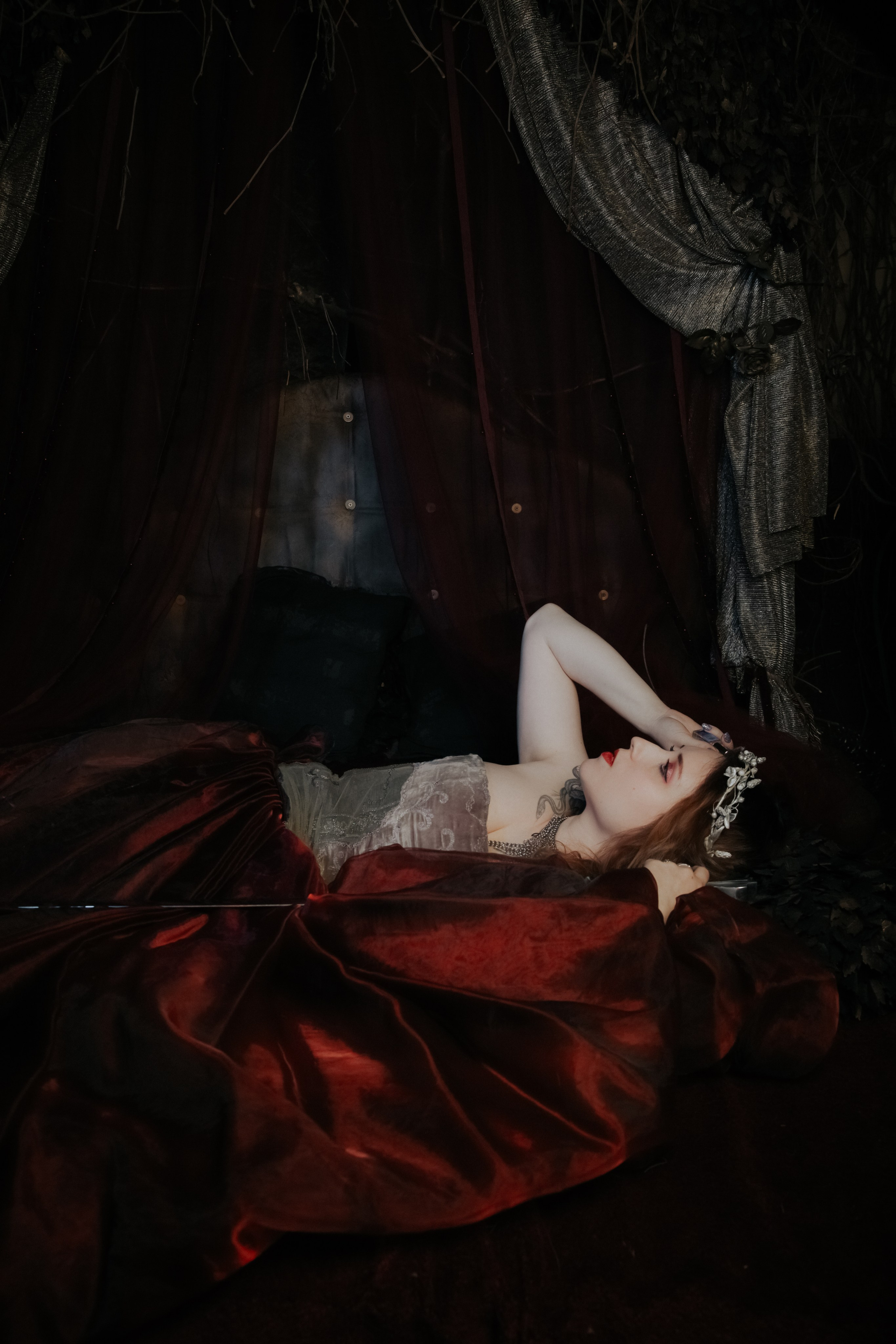 Фотосессия к выходу духов «Неблагой двор». Фотограф Ellairen