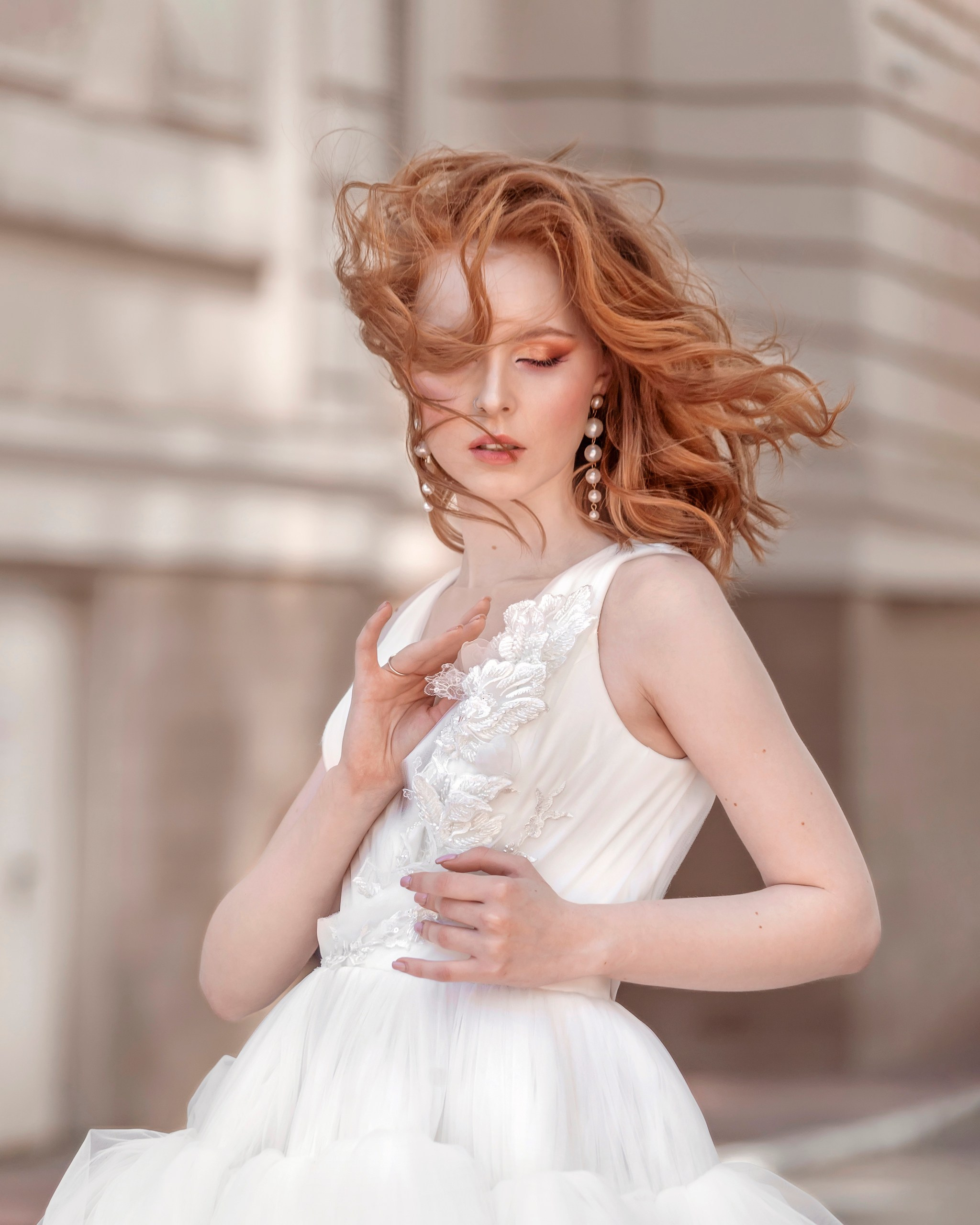 Портрет невесты на фоне светлого здания - фотосессия невесты в городе