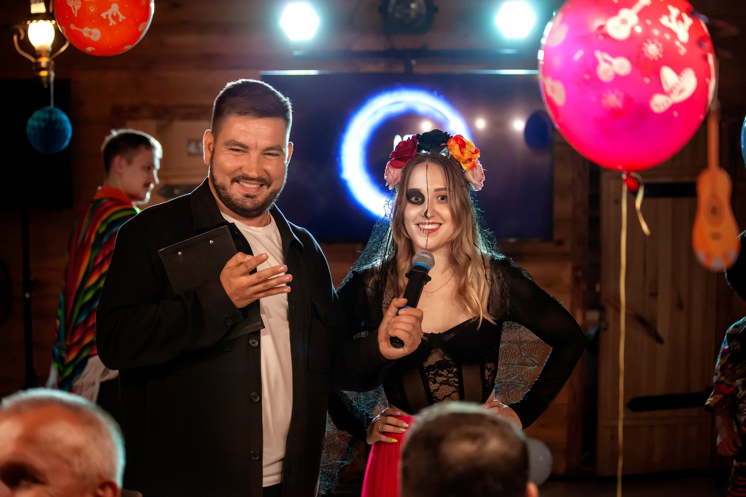 Гостья с ведущим мероприятия в мексиканском стиле - фотограф в Ульяновске