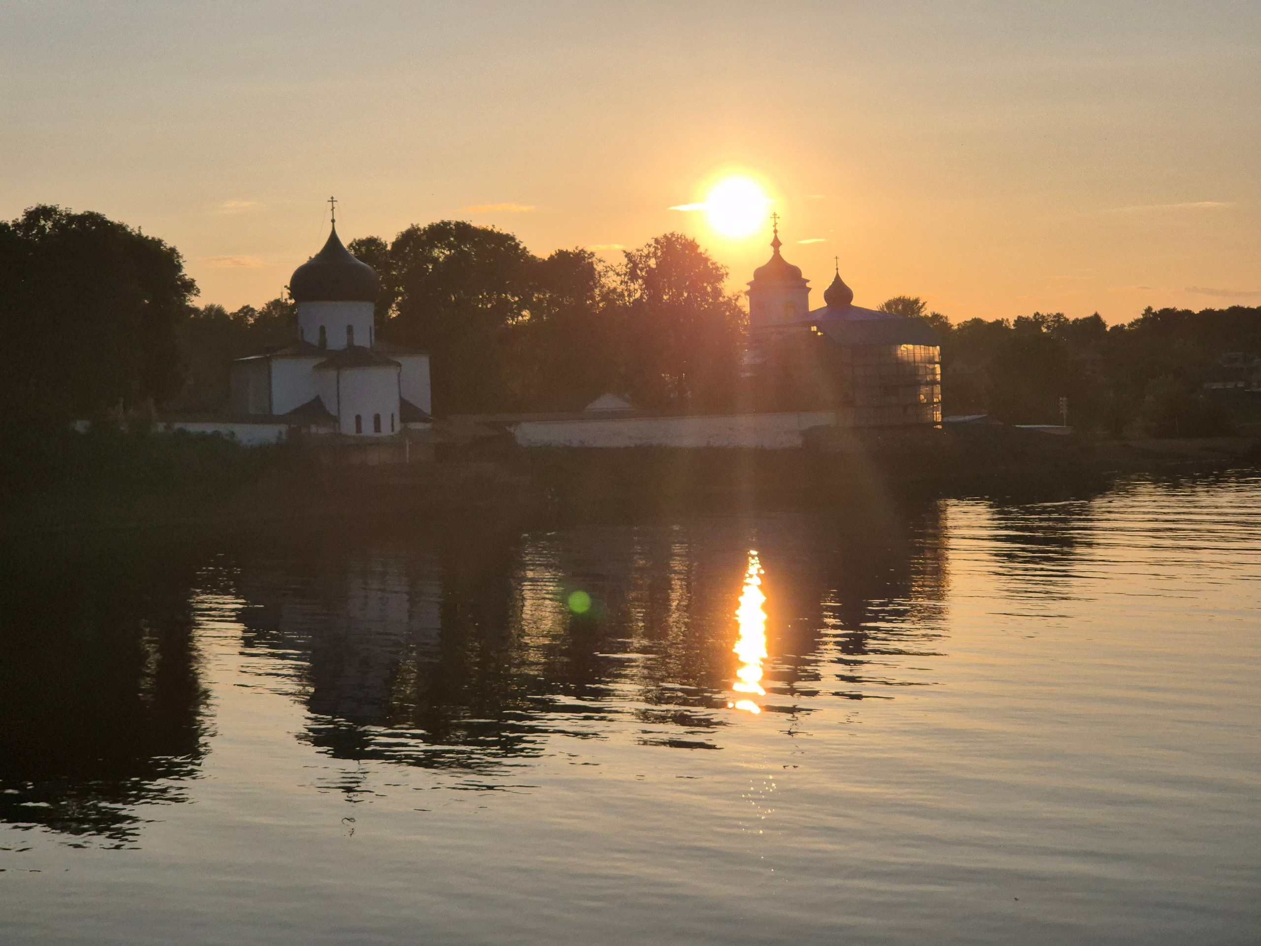 Субботний закат над Мирожским монастырем