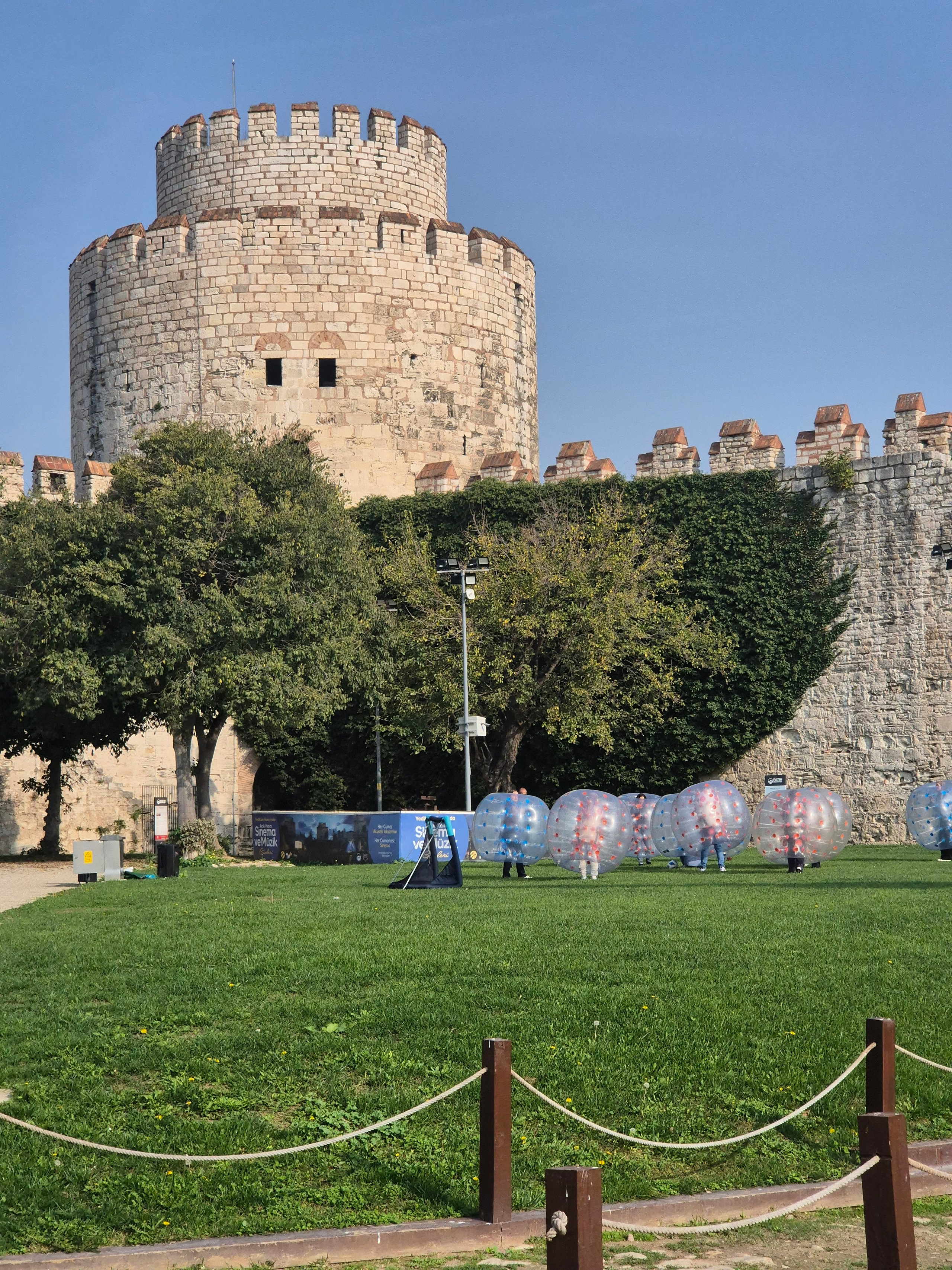 Именно здесь 29 мая 1453 г. Султан Мехмед Завоеватель прорвал оборону Константинополя и захватил город