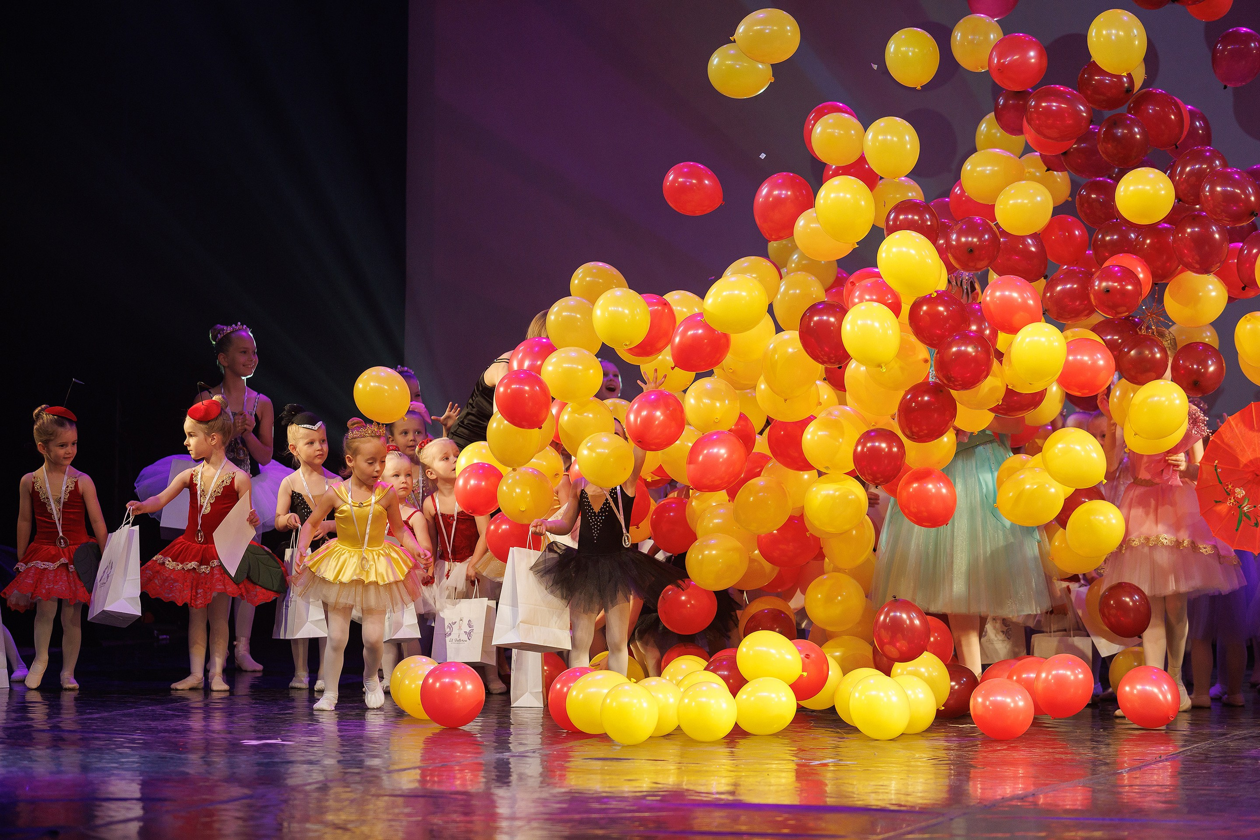 Репортажная фотосъемка отчетного концерта студии танцвев LilBallerine. Профессиональный фотограф в Новосибирске