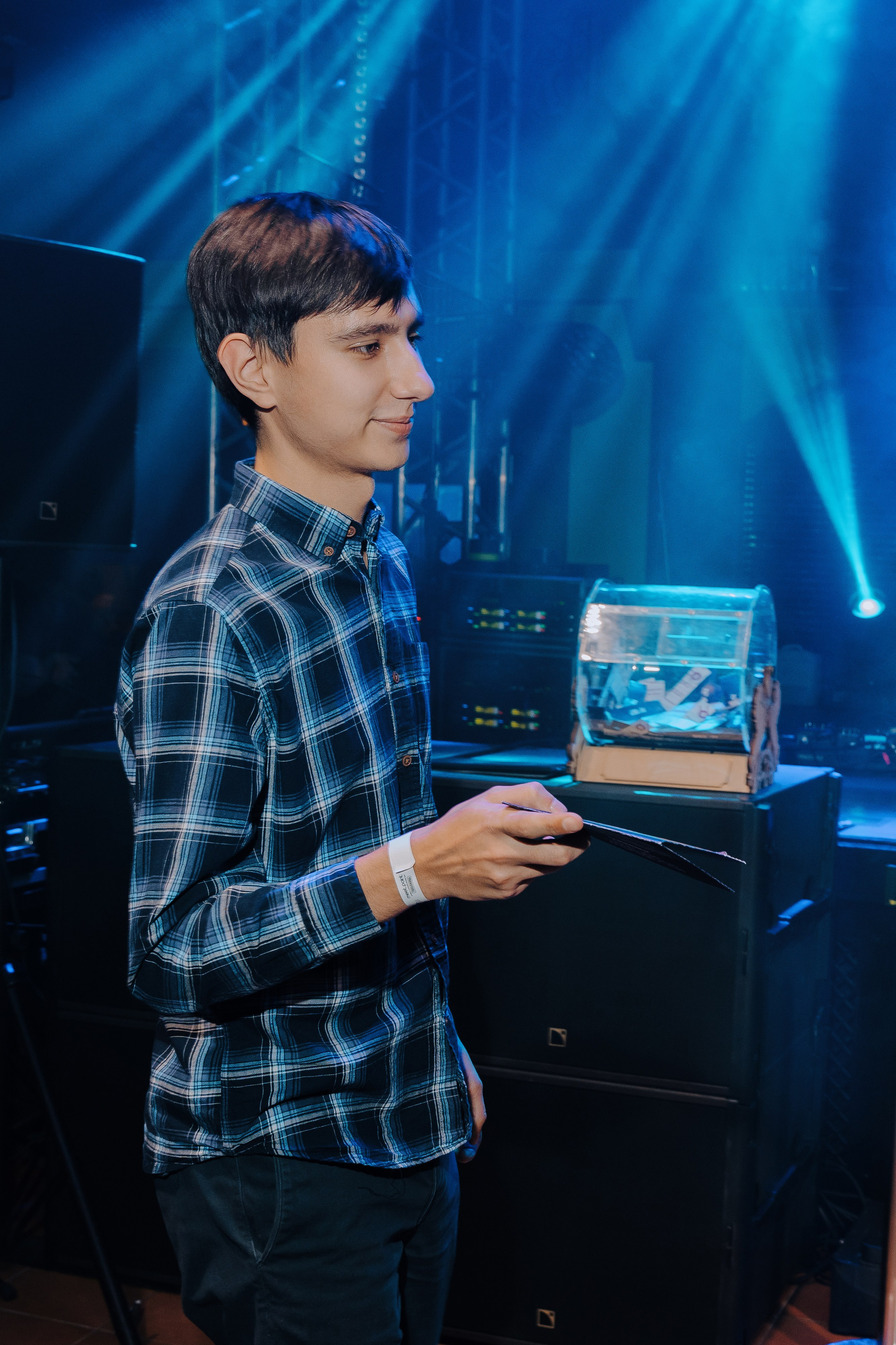 20 ЛЕТ МЕГАПОЛИС ЧЕЛЯБИНСК ХЕДЛАЙНЕР ЕЛКА. Репортажный фотограф Зуев Роман г. Челябинск