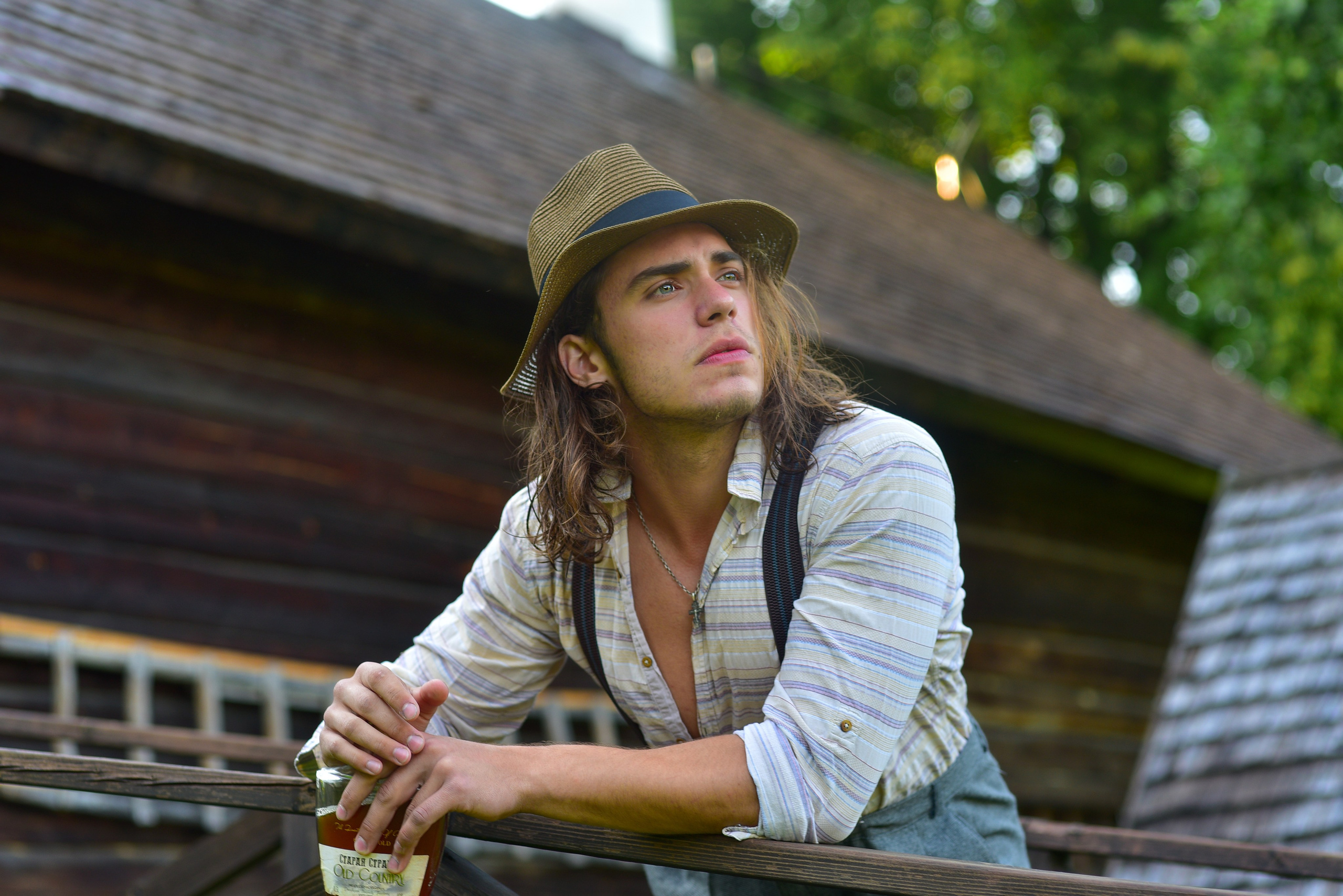 Вязынка ,молодой парень , мужчина , серьезные намерения , букет , шляпа , чемодан ,костюм , волнение , подготовка к важному событию , встреча , встреча с родными , встреча после олгой разлуки , ожидание ,красивый парень , молодое тело , красивое тело , красивый волос , волос  ,отдых ,релакс , закат ,. рассвет  сильный духом 