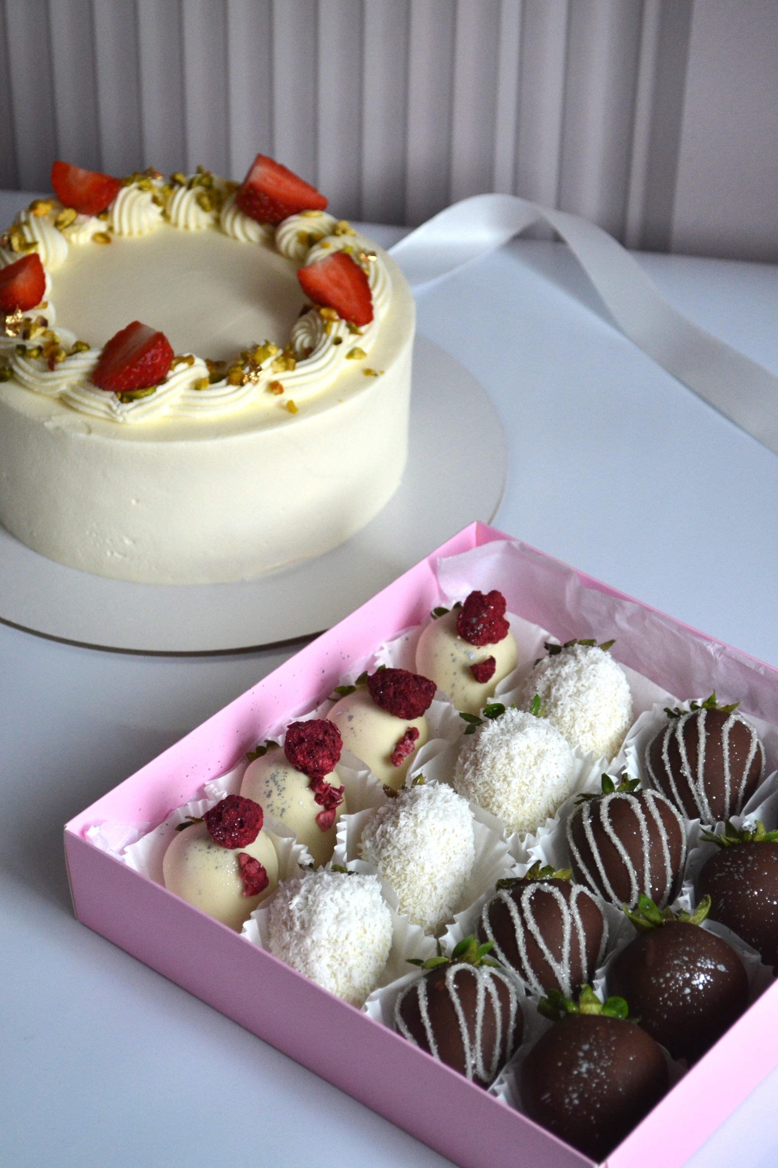 Клубника в шоколаде. Семейная кондитерская. Торты и десерты на заказ в Москве и области