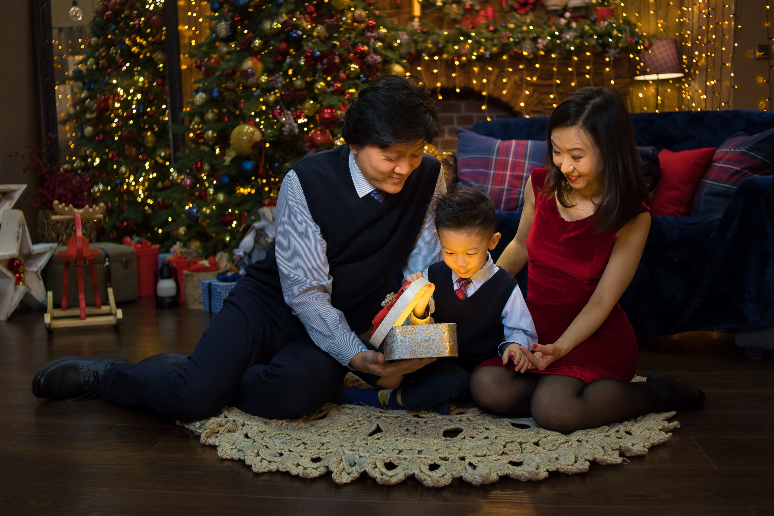 Новогодняя семейная фотосессия в фотостудии с темном зале.