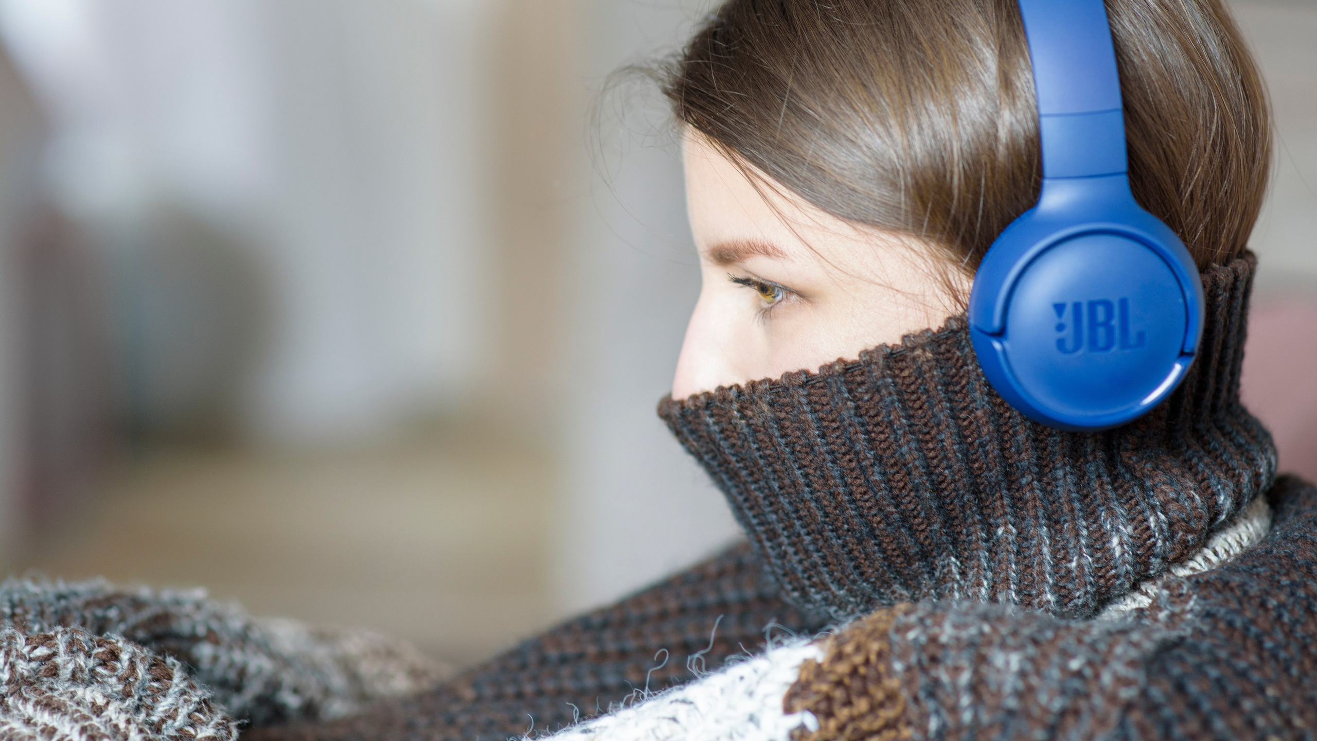 Фотопроект самоизоляция, одиночество, девушка в наушниках. арт-фотография, философия, свитер