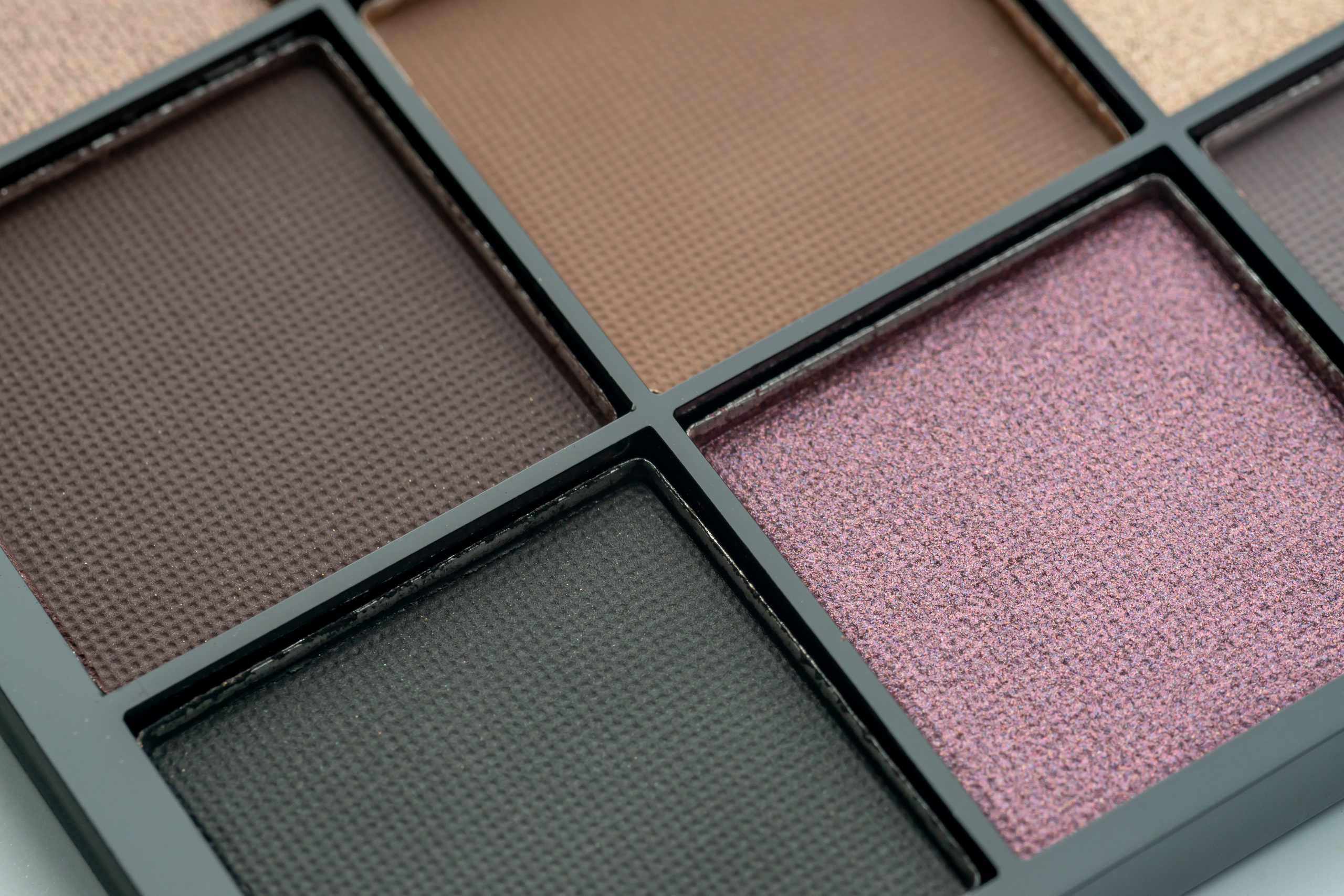 Тени для век и бровей. Предметная фотосъемка в г. Москва PREDMETKASTUDIO