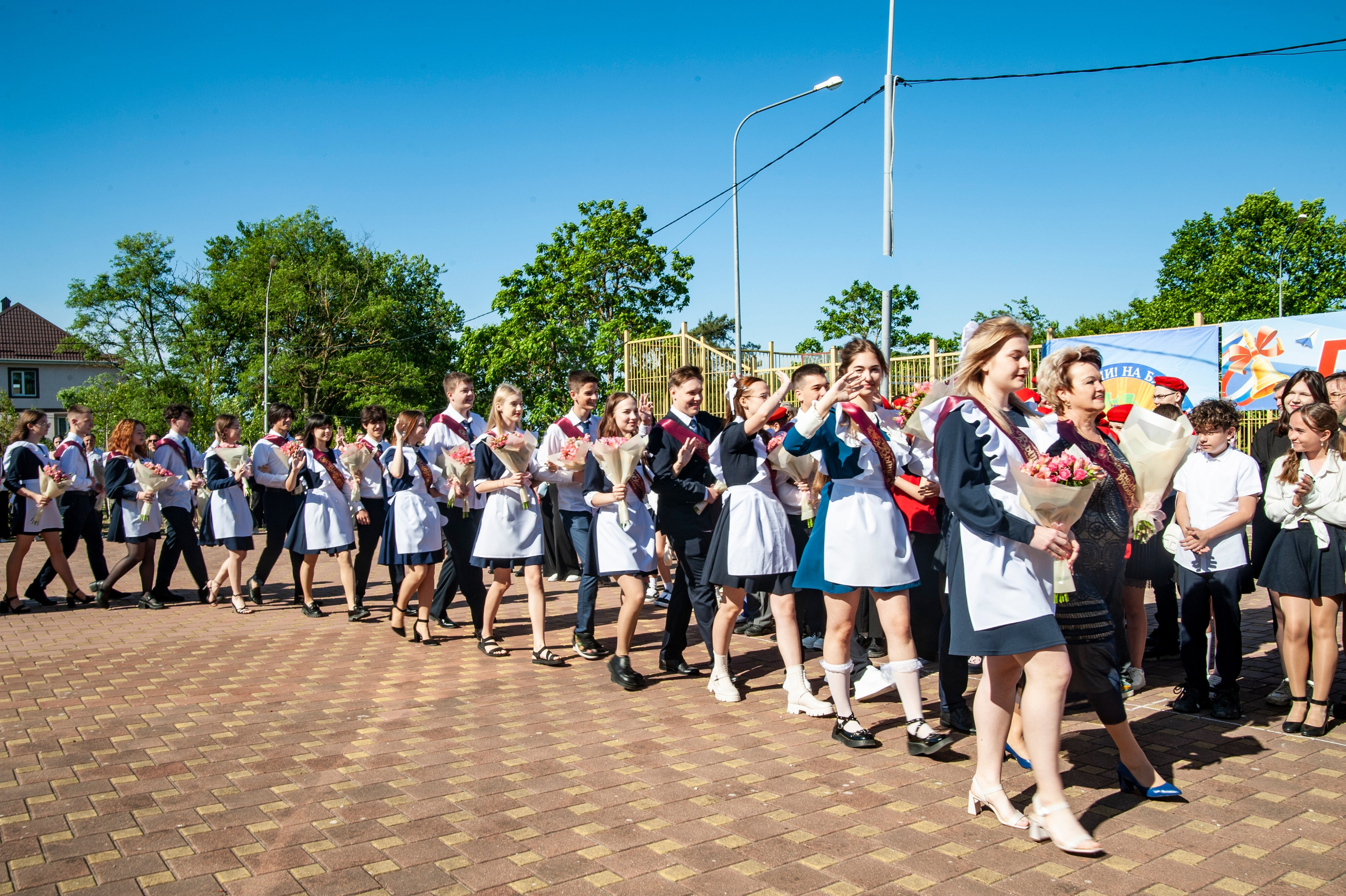 Последний Звонок МАОУ СОШ № 17 им. Эдуарда Есаяна — Архипо-Осиповка. Свадебный и семейный фотограф Денис Лукьянов в Краснодаре, Краснодарском крае и Республике Крым