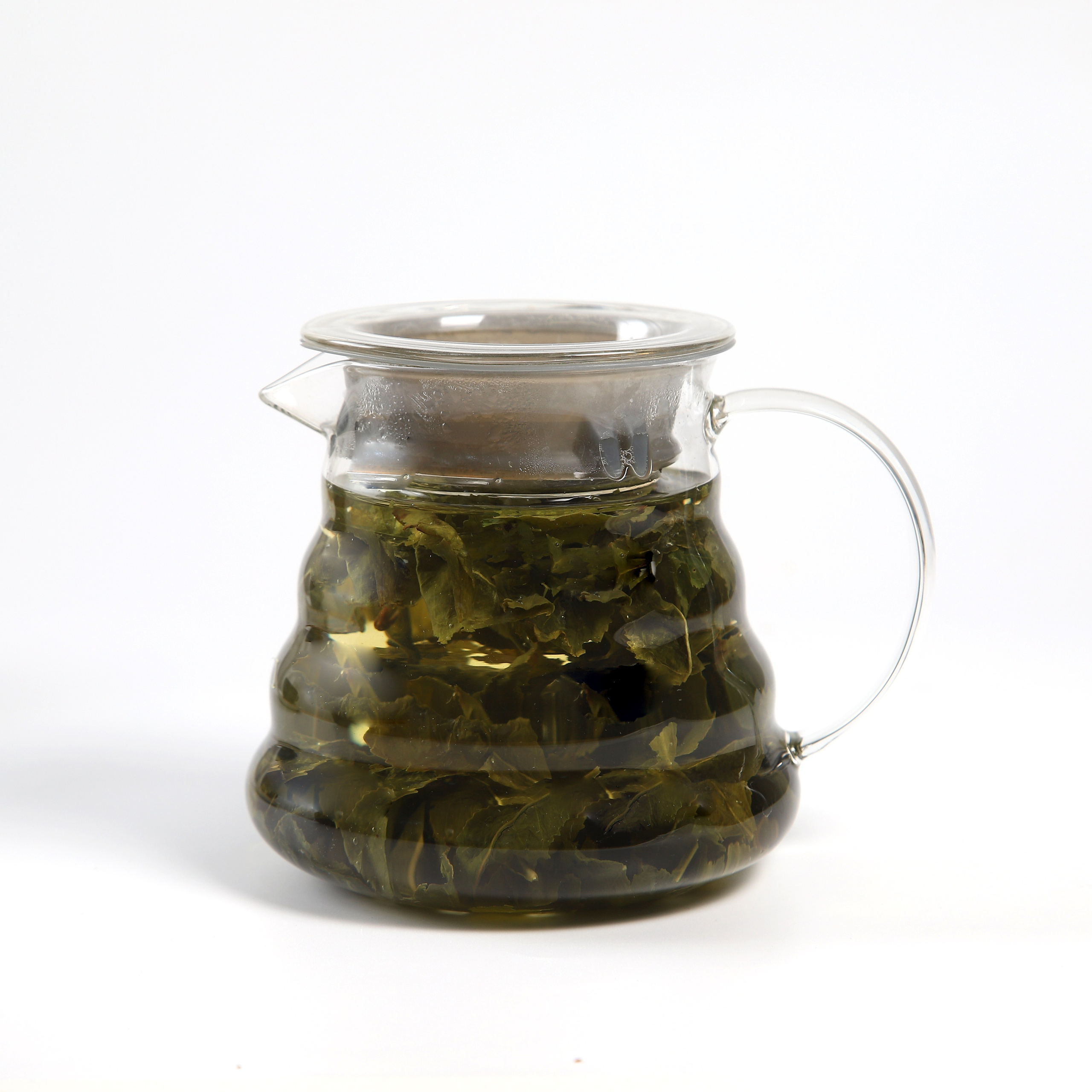 Фуд-фотография стеклянного чайника с заваркой.