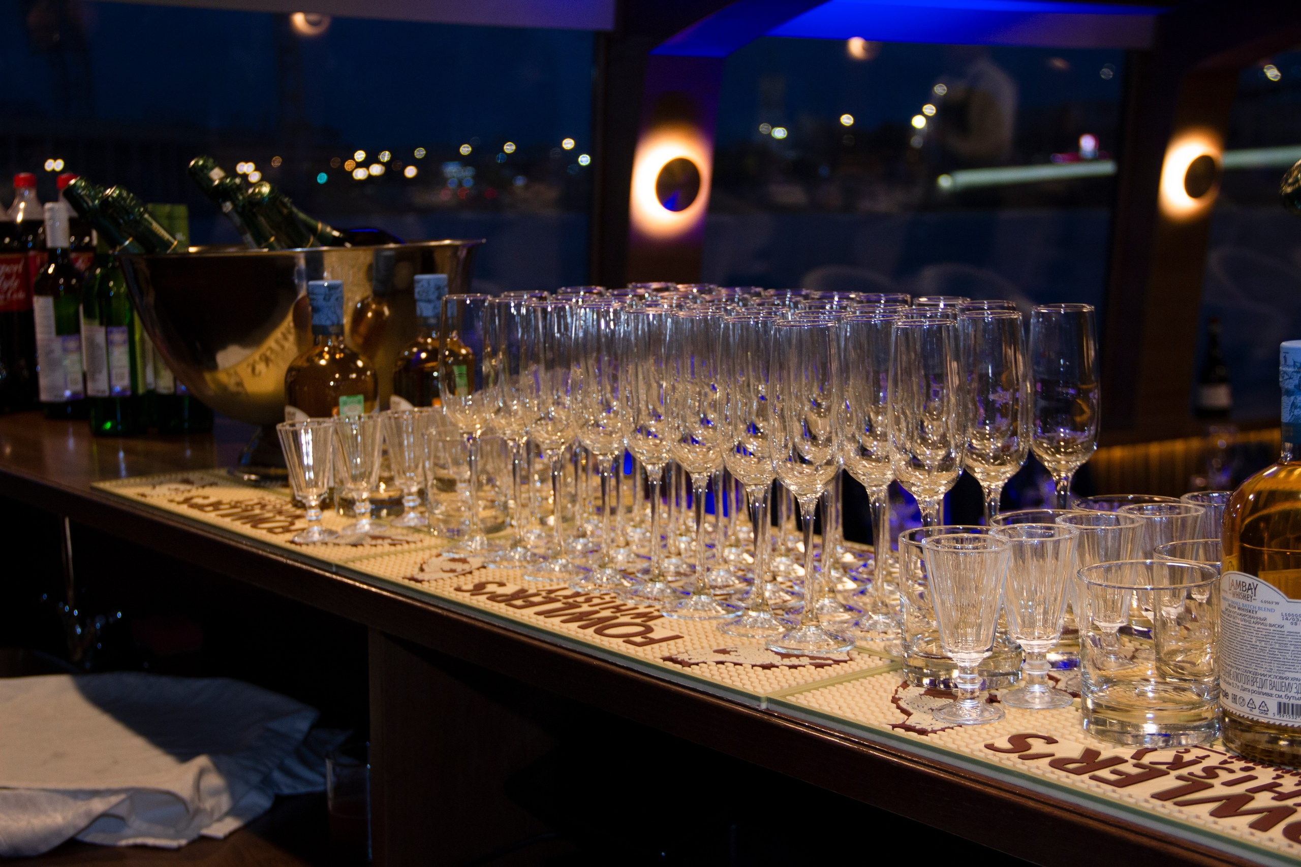 Съемка для сайта аренды катеров в Санкт-Петербурге, подготовка к свадебной прогулке по рекам и каналам. Фотограф в Санкт-Петербурге Смирнова Диана