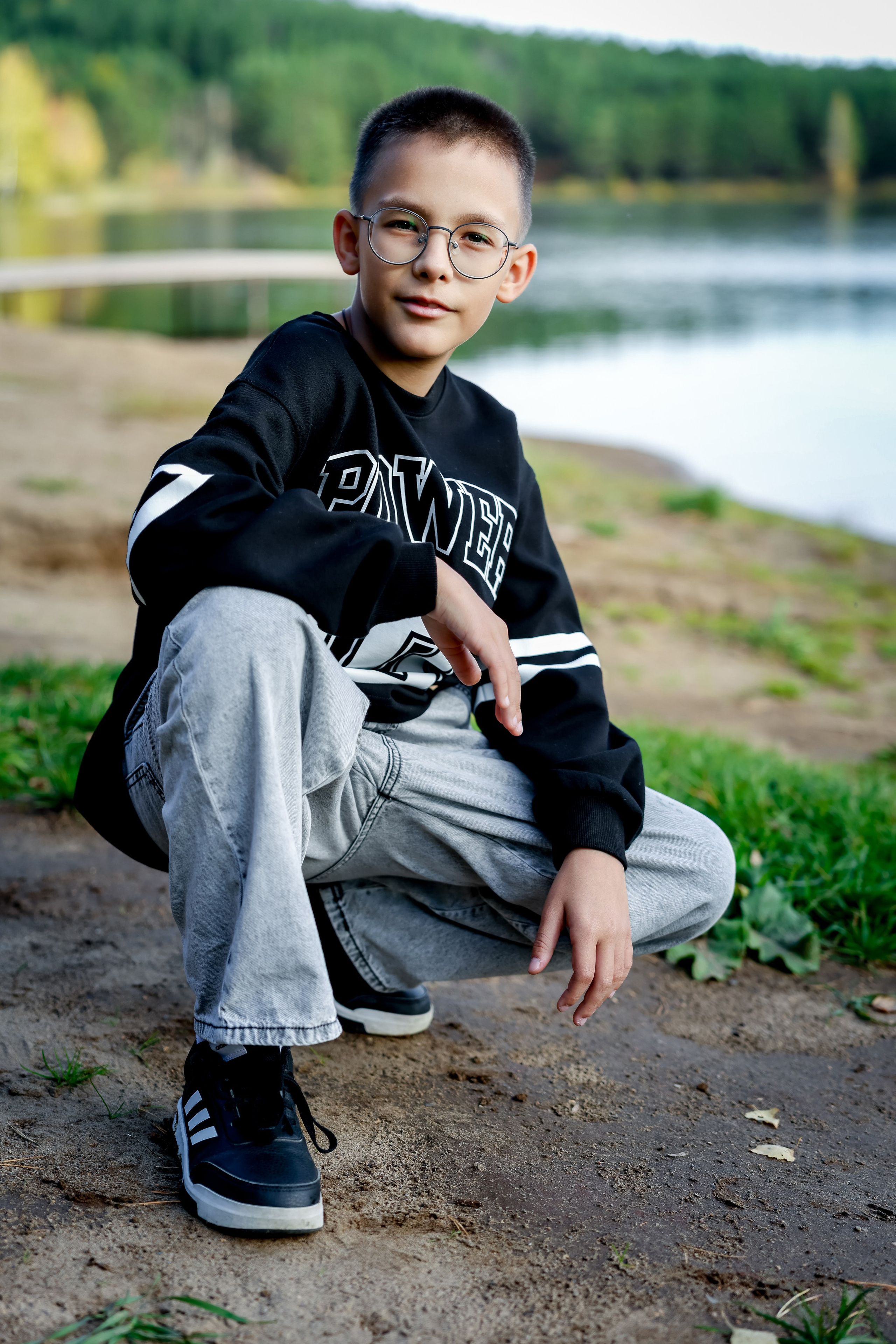 Семейная осенняя прогулочная фотосессия 2025