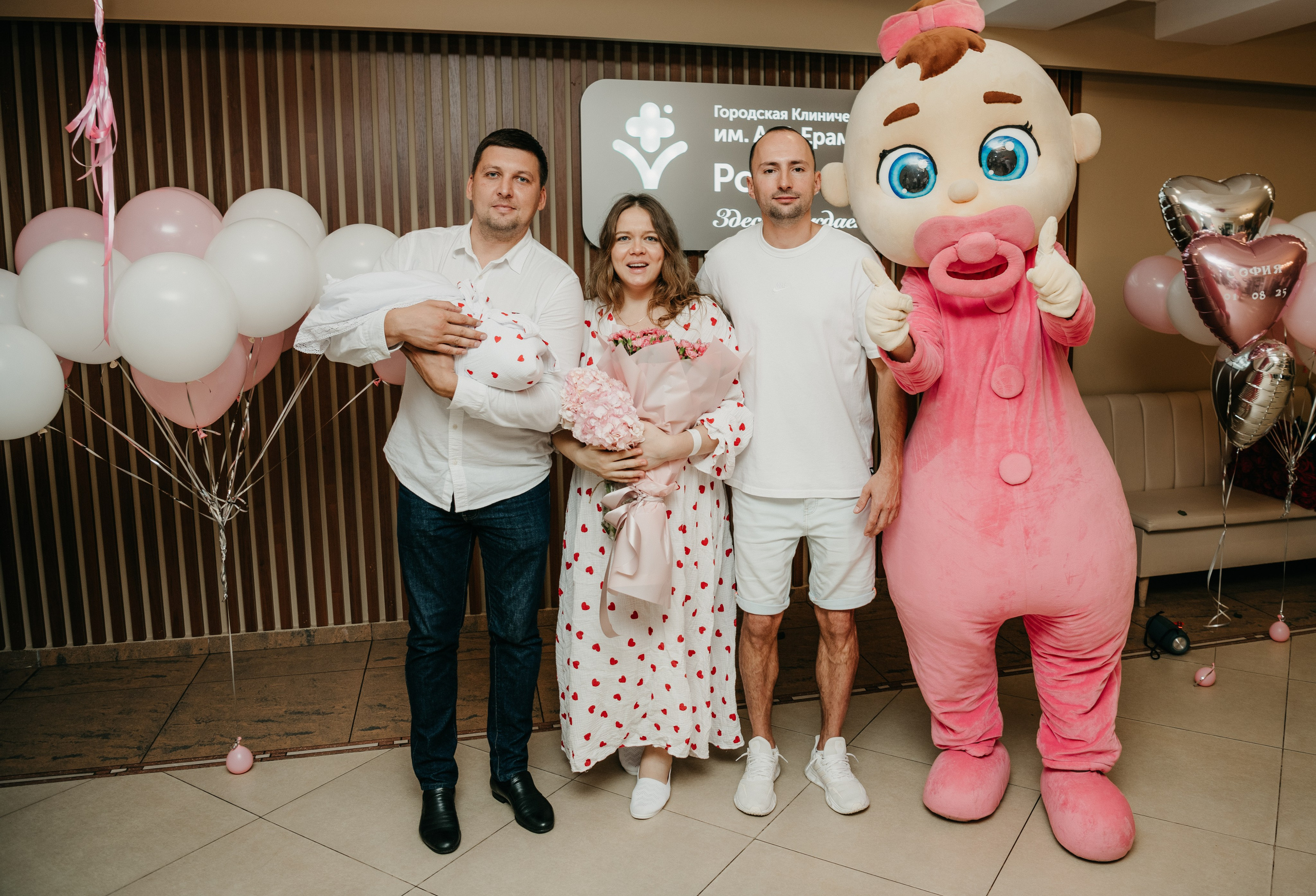 Выписка Софии в ГКБ Ерамишанцева. Фотограф на выписку из роддома в Москве и МО