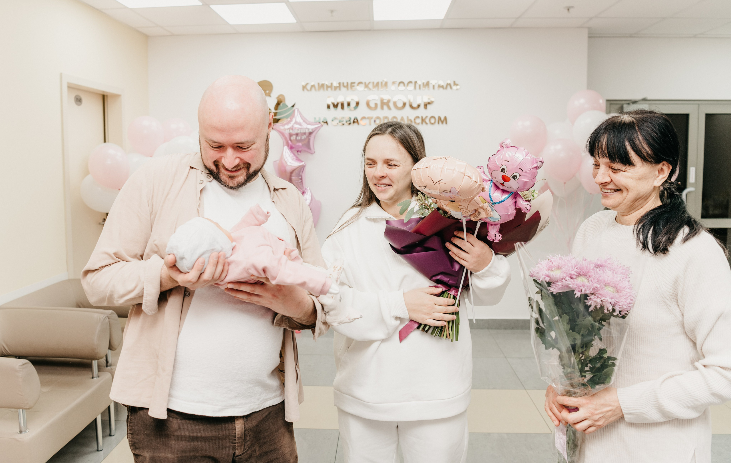 Выписка малышки. Мать и дитя на Севастопольском. Фотограф на выписку из роддома в Москве и МО