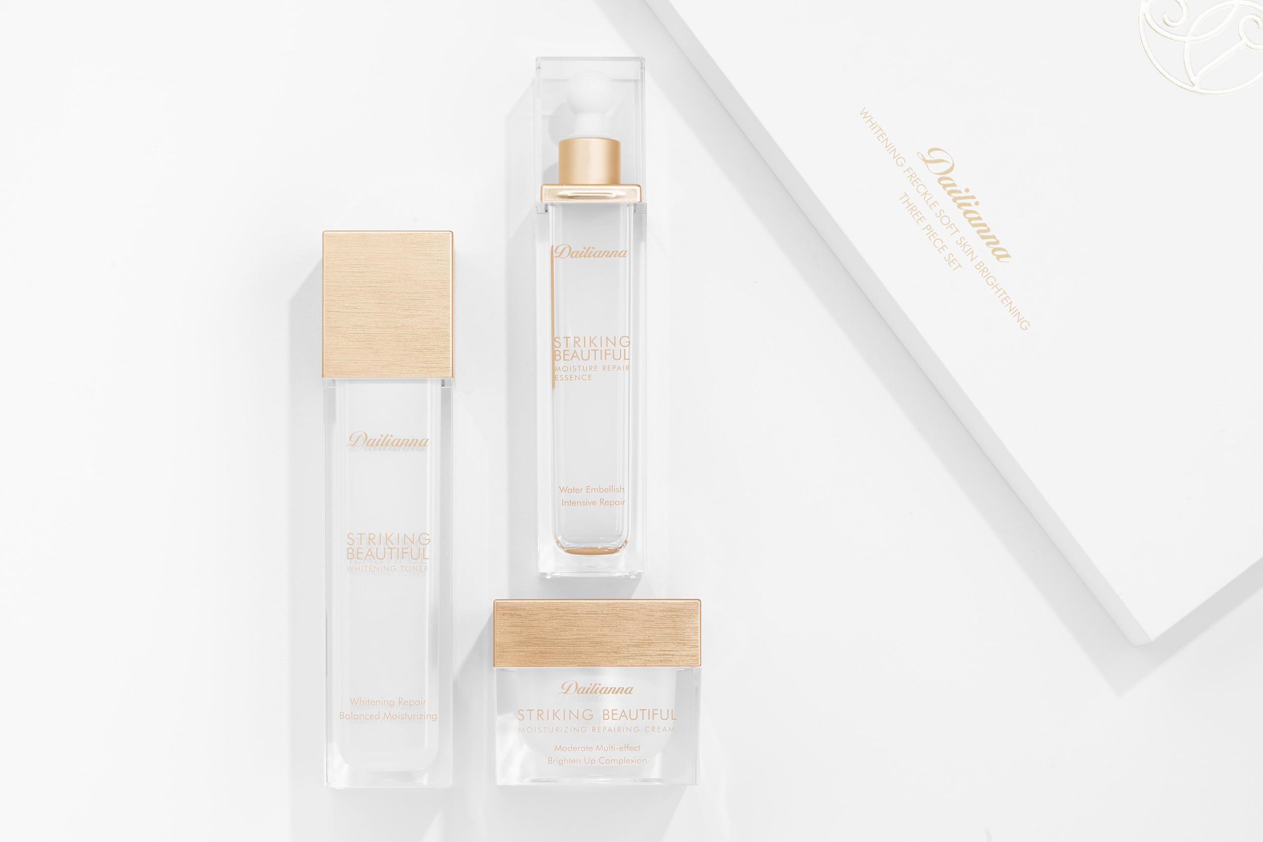 Профессиональная предметная фотосъёмка косметики Dailianna в составе трёх предметов — тонер, эссенция и крем, вид сверху с выверенной композицией, для интернет-магазина и печатного каталога.