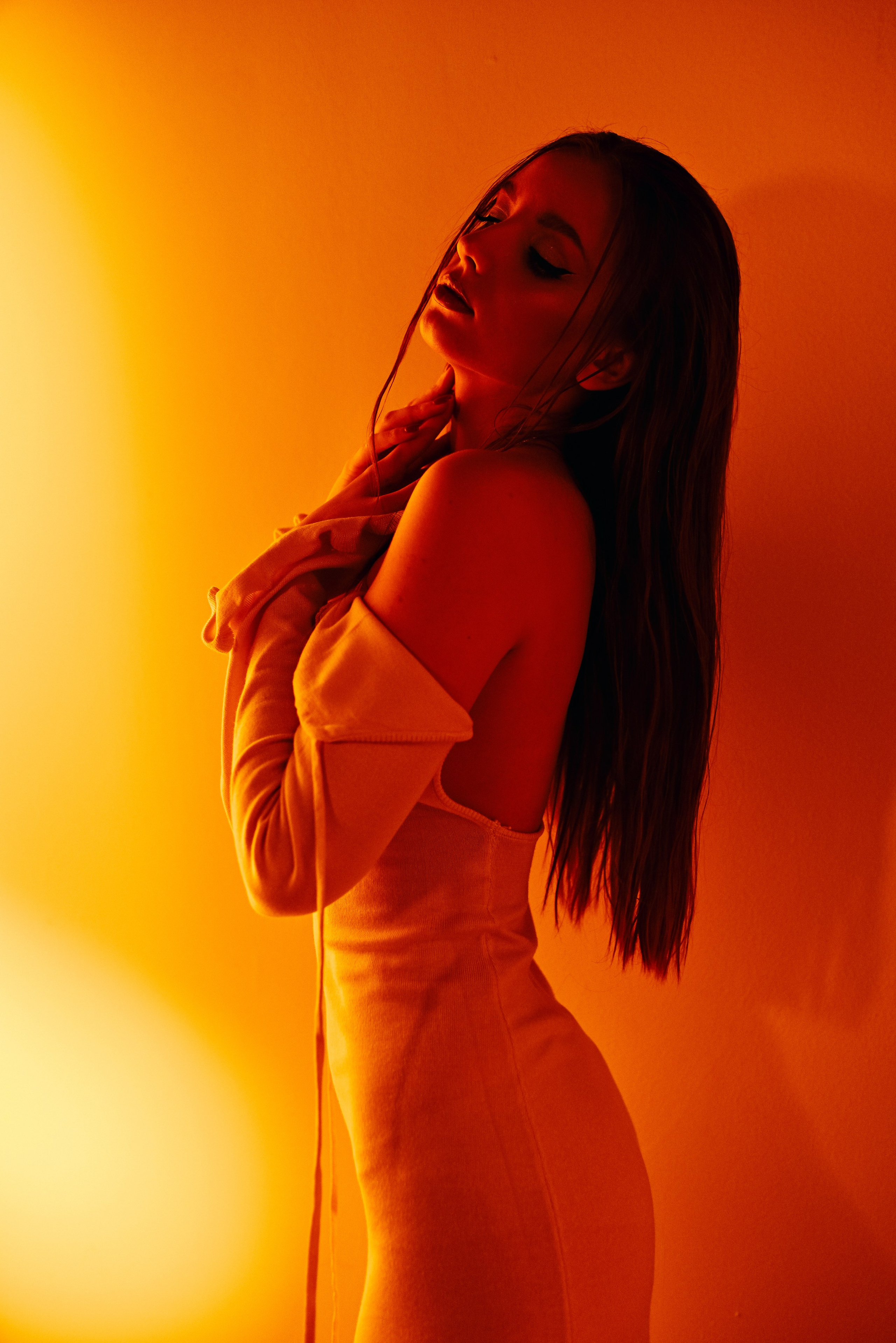 Фотосессия девушки в черном платье с цветным светом