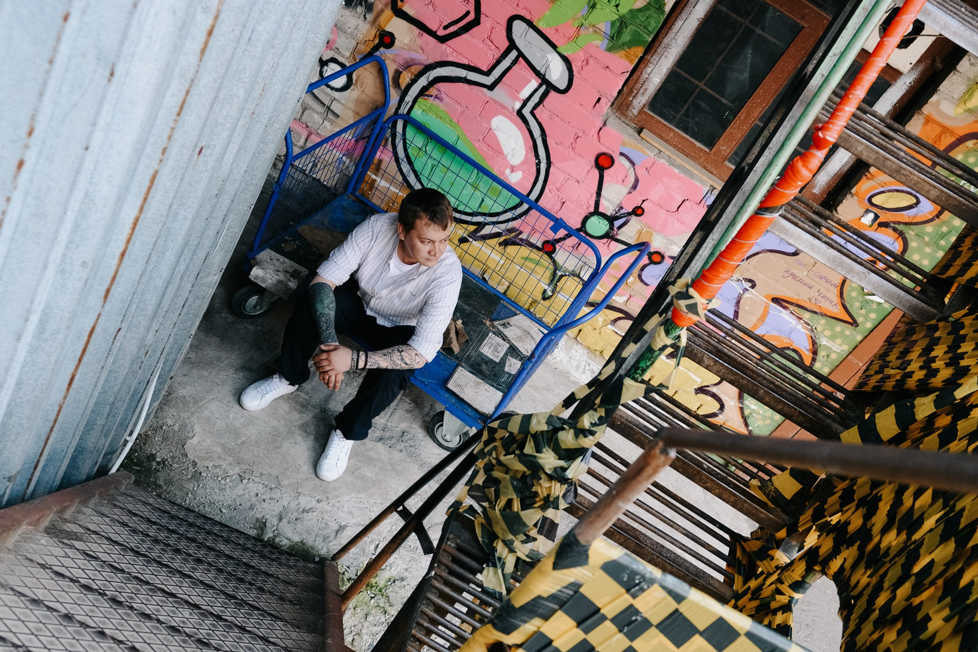 Уличная мужская летняя фотосессия в центре Тюмени. Портретный фотограф Тюмень Дарья Мустафина