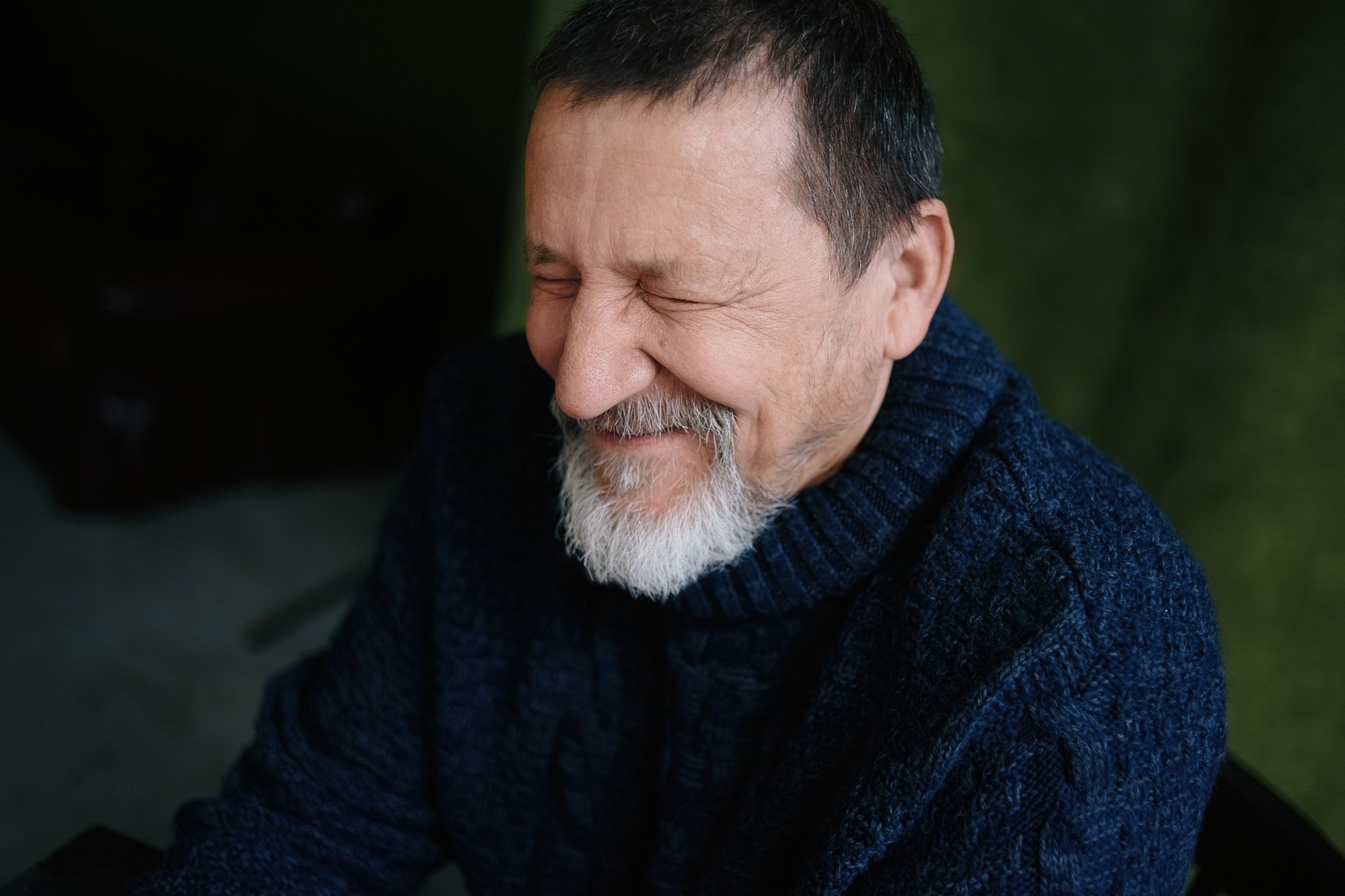 Искренняя улыбка папы: мужская фотосессия в подарок в Тюмени