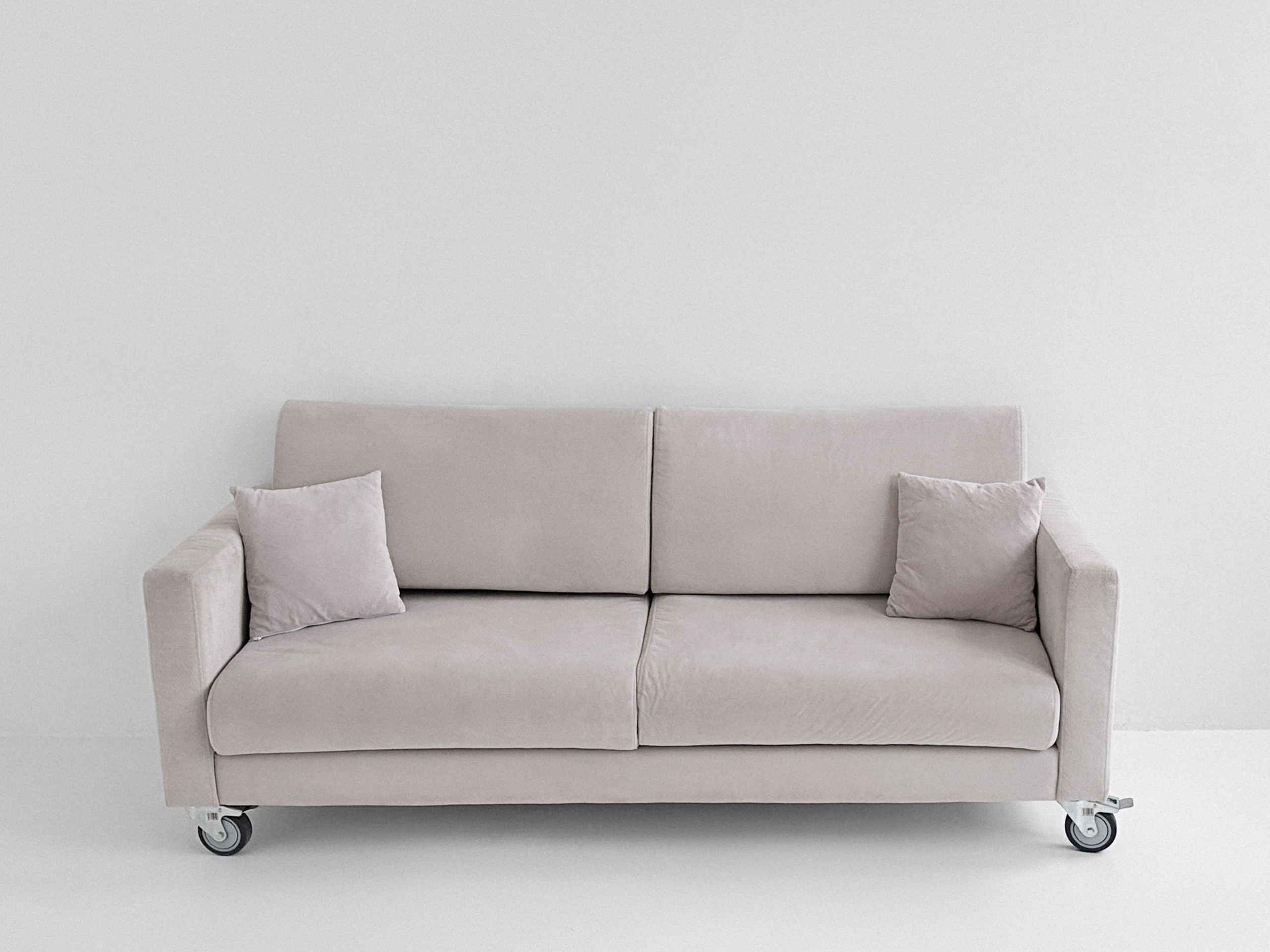 Диван на колесах со стопами, Реквизит входит в стоимость студии 