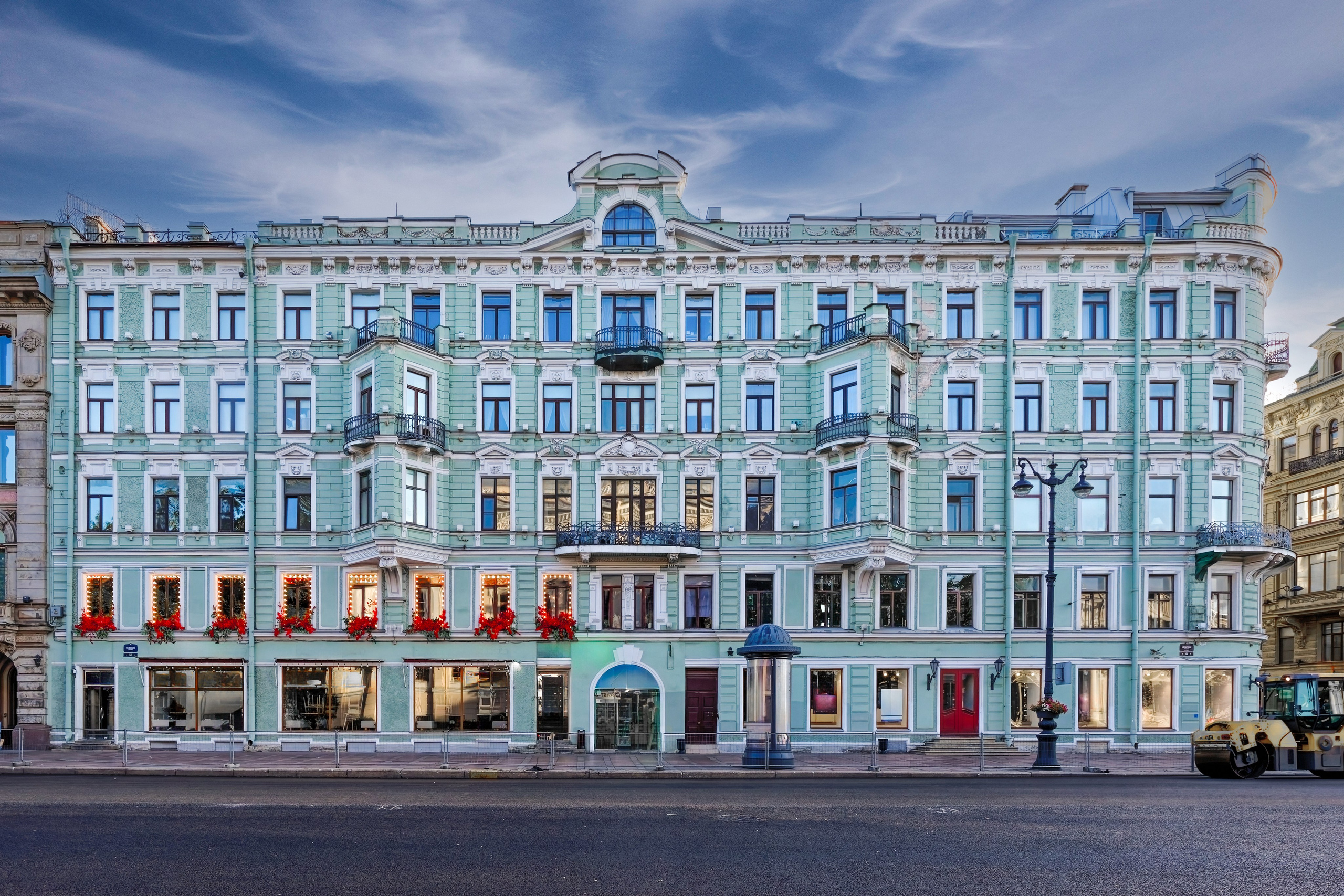 Санкт-Петербург, Невский проспект, дом 64 (Караванная улица, 11). Доходный дом Меньшиковых (Русско-Азиатского банка), 1882 год. Архитектор Василий Агатонович Пруссаков. ОКНРЗ 7831024000