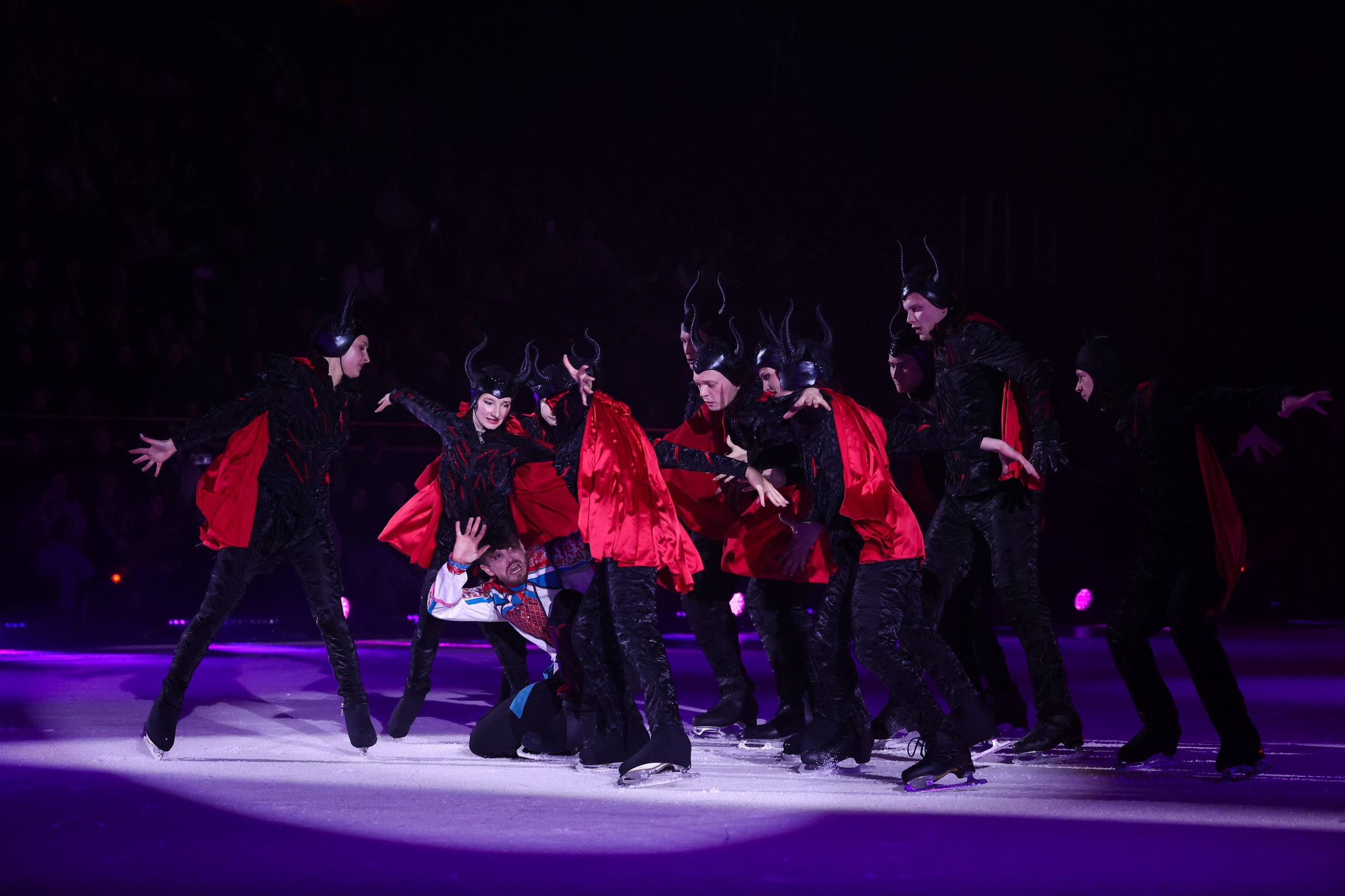«Вечера на хуторе» ледовое шоу 25.12.2025. Спортивный и репортажный фотограф Антон Тереханов