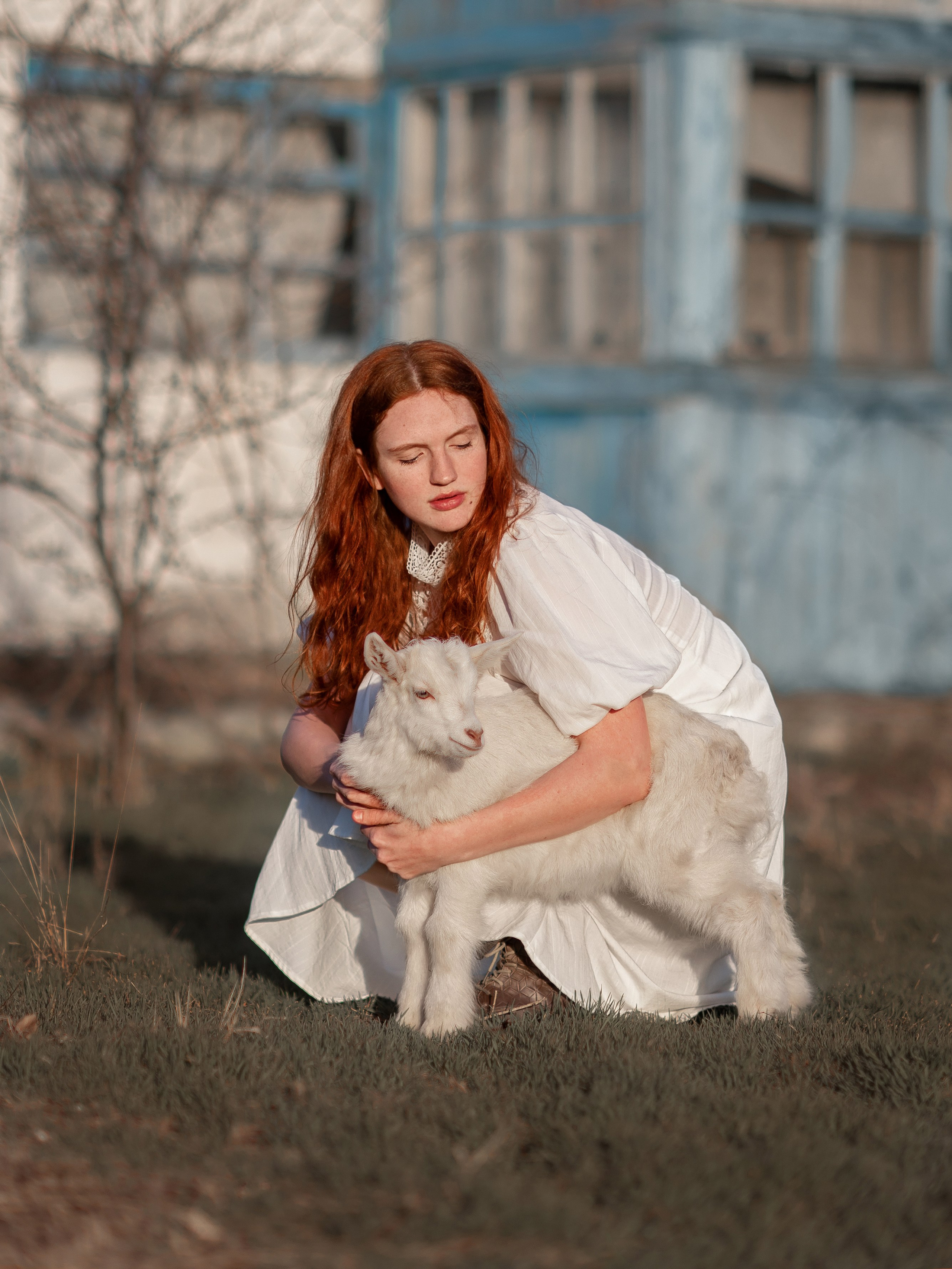 Селянка с маленьким козленком 