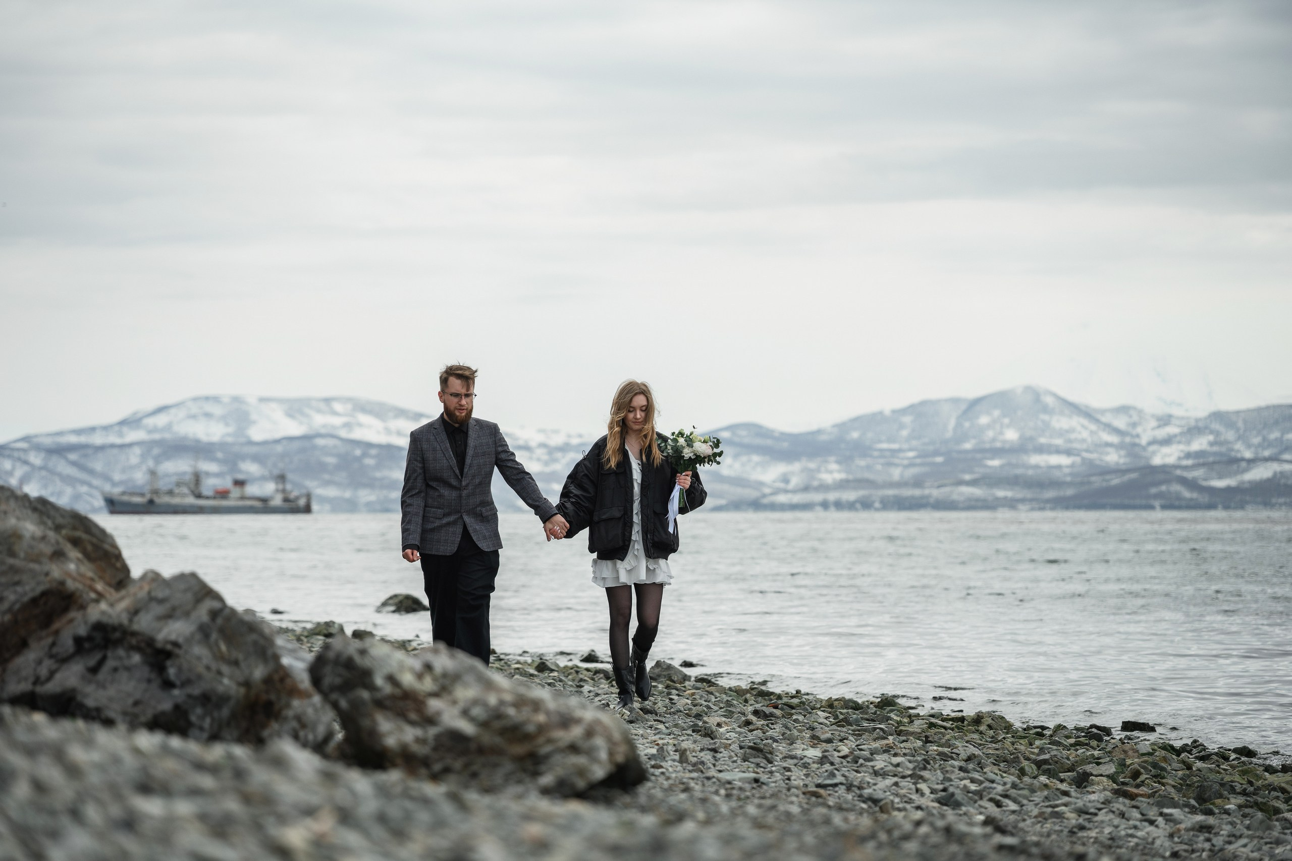 Свадебная фотосъемка в ЗАГСе в Петропавловске-Камчатском, Романтическая прогулочная фотосессия молодоженов в Петропавловске-Камчатском, Кадры церемонии бракосочетания и живые эмоции на природе, Красивые свадебные фотографии в городском и природном антураже, Стоимость профессиональной съемки свадьбы в Петропавловске-Камчатском.