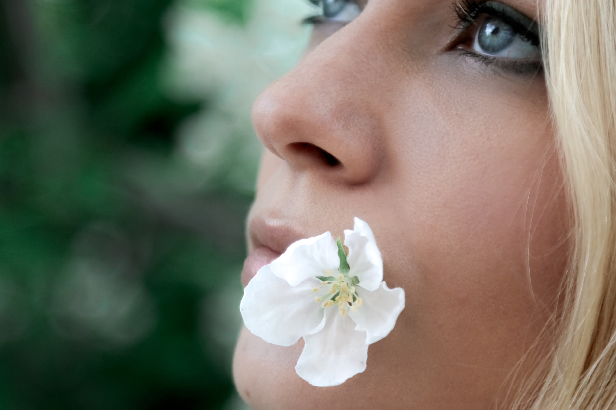 Любовь и цветущая яблоня. Портретный и пейзажный фотограф Никита Павлов