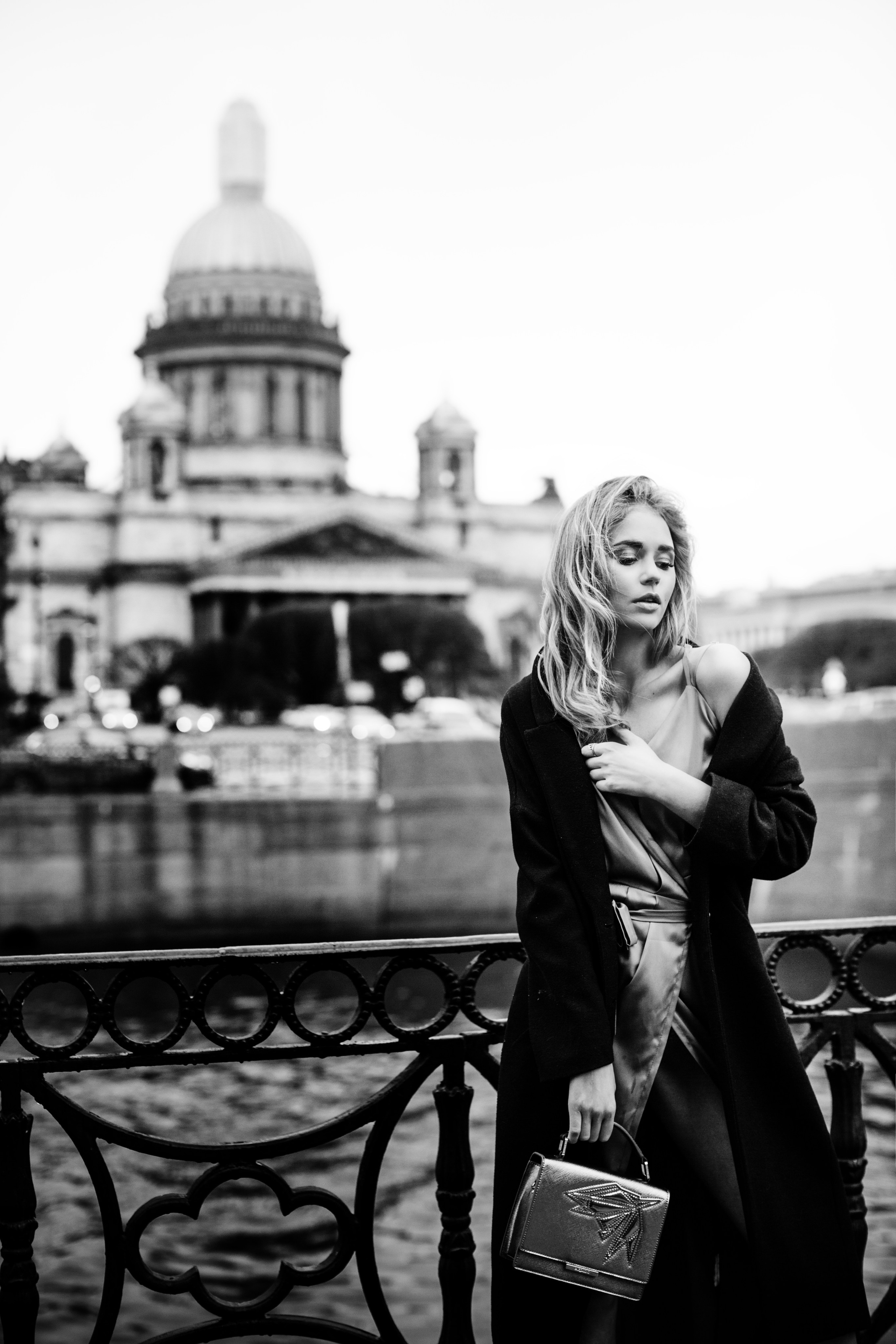 Фотосессия в центре СПб: прогулка с Софией у Исаакиевского и в Доме Зингера