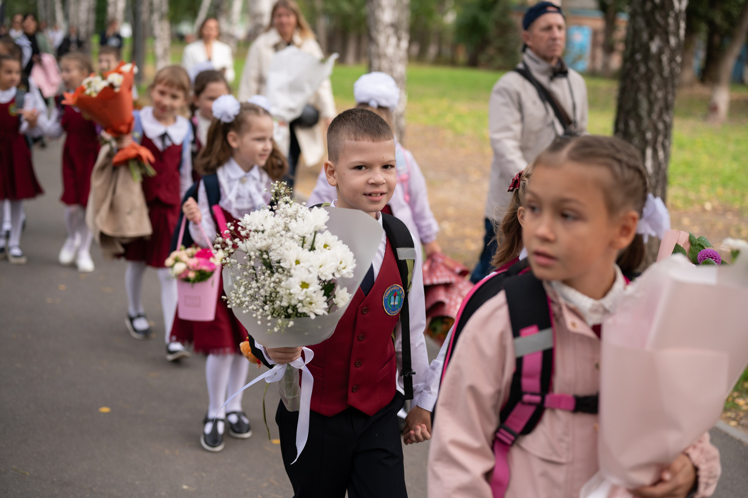 1 сентября 16 гимназия 2 класс (линейка + в классе+ на улице). Фотограф новорожденных, семейный детский в Тюмени Татьяна Морозова