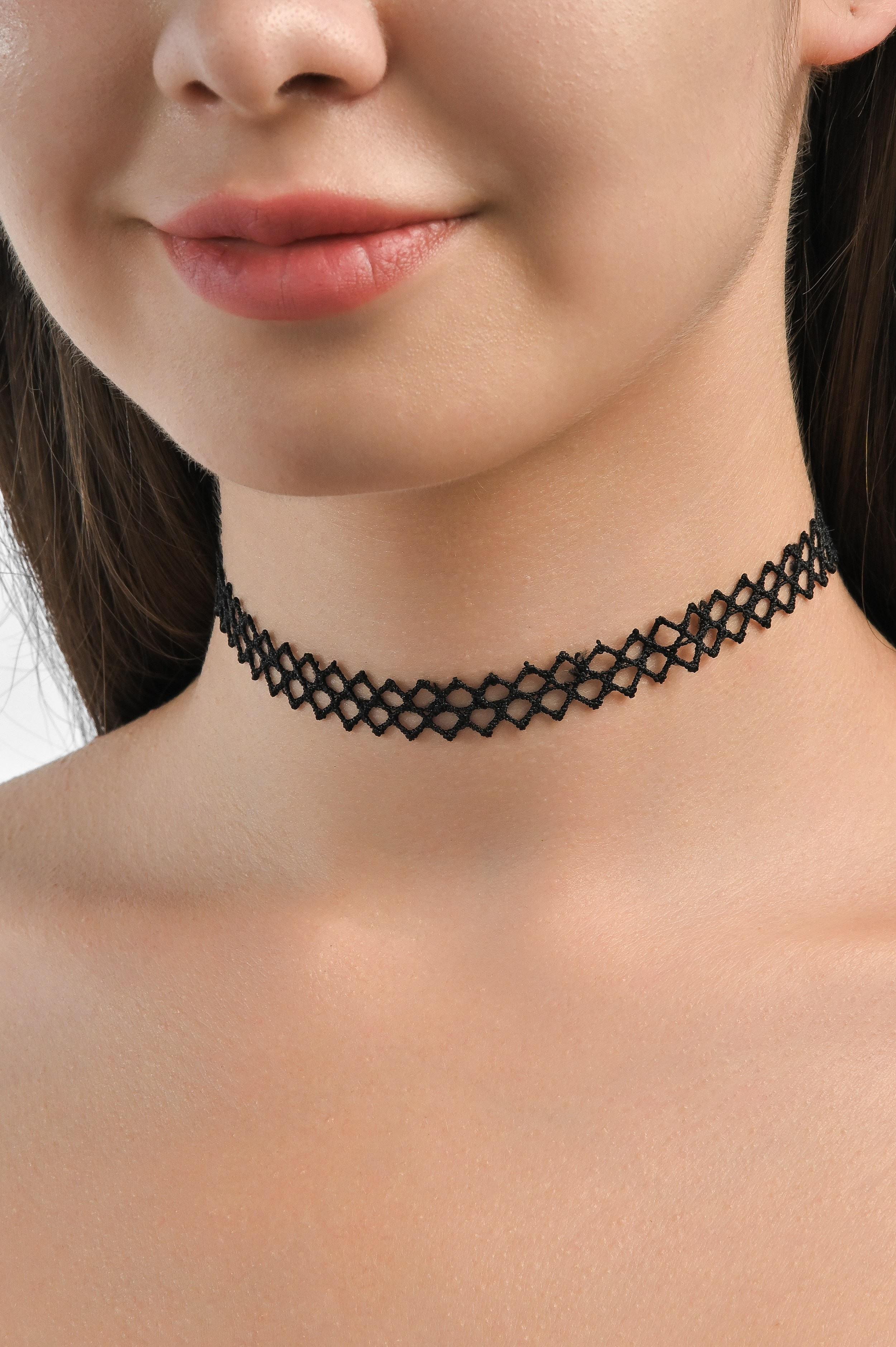 Женская бижутерия на белом фоне — фото для маркетплейса