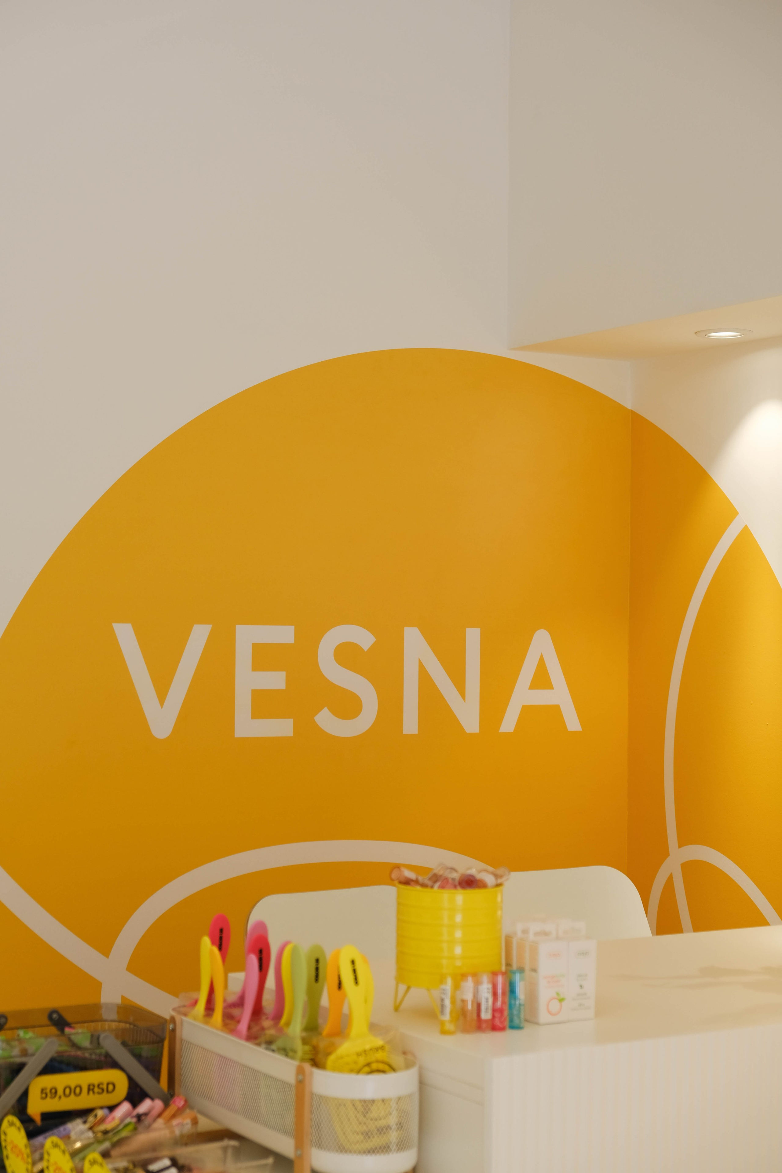 Яркий дизайн для магазина косметики в центре Белграда. Дизайн интерьеров по всему миру