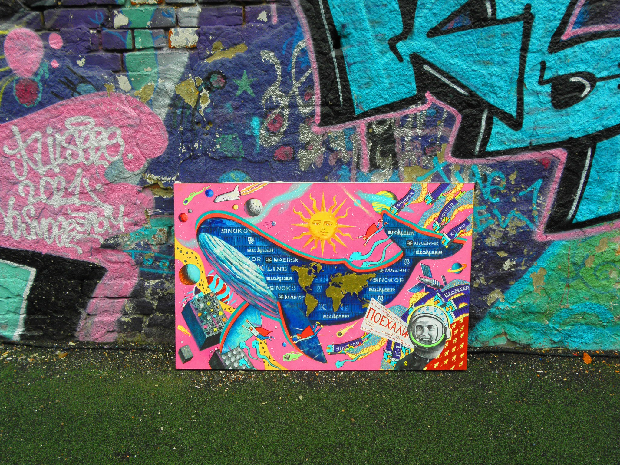 Картина "WHALE" на улице, есть персонаж похожий на космонавта Гагарина.