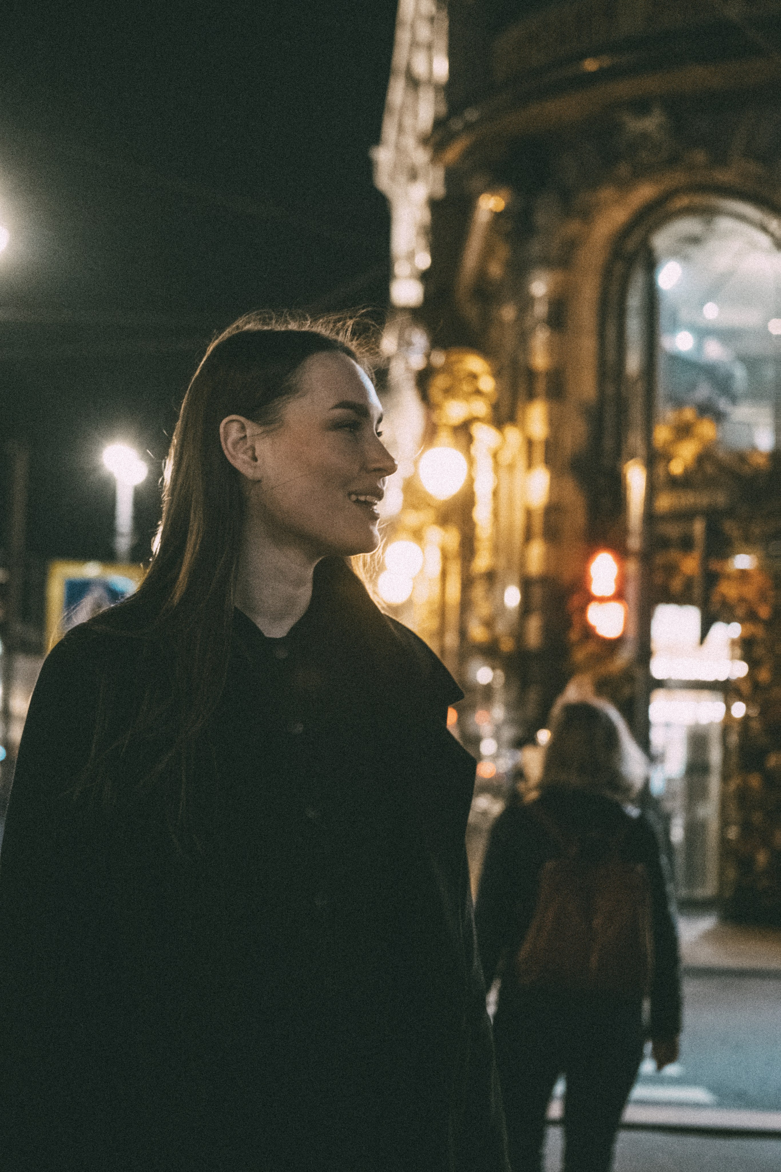 Ночная фотосессия по центру Санкт-Петербурга. Девушка на фоне ночных огней. Фотограф в СПб - Александр Шведов