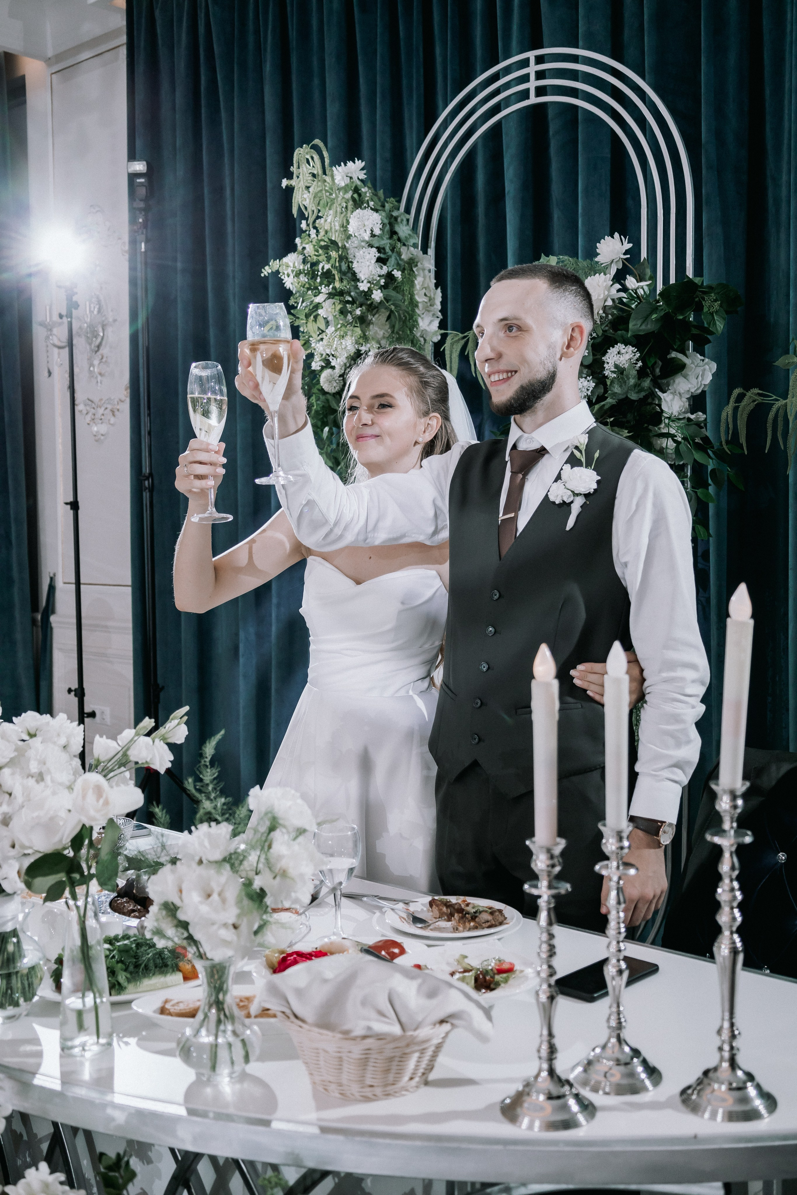 Свадебная прогулка. Эвелина и Дмитрий. Свадебная фотография. Арина Рубах