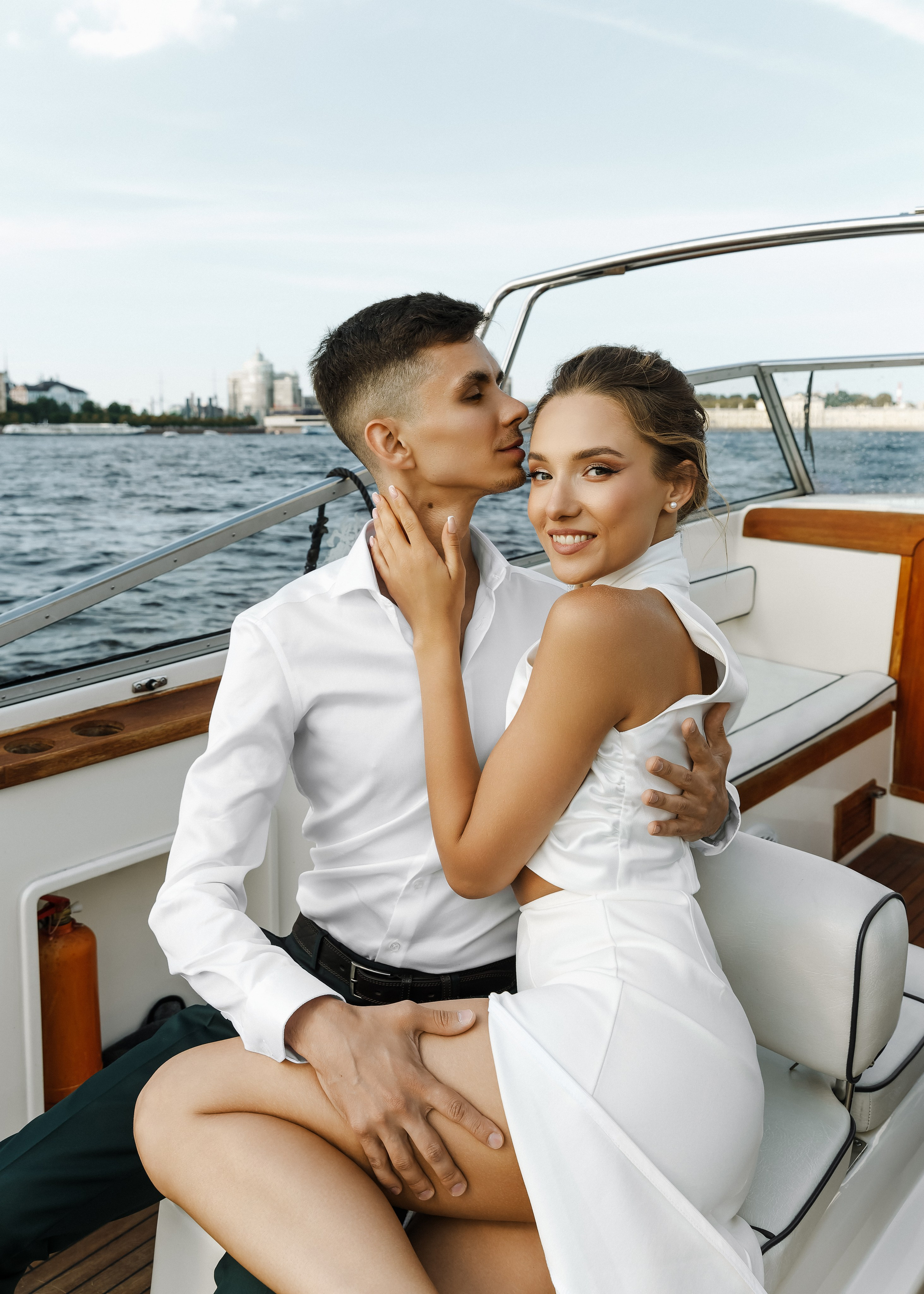 Оля и Андрей — свадебная фотосессия на катере. Свадебный и портретный фотограф в Санкт-Петербурге Анна Демьянова