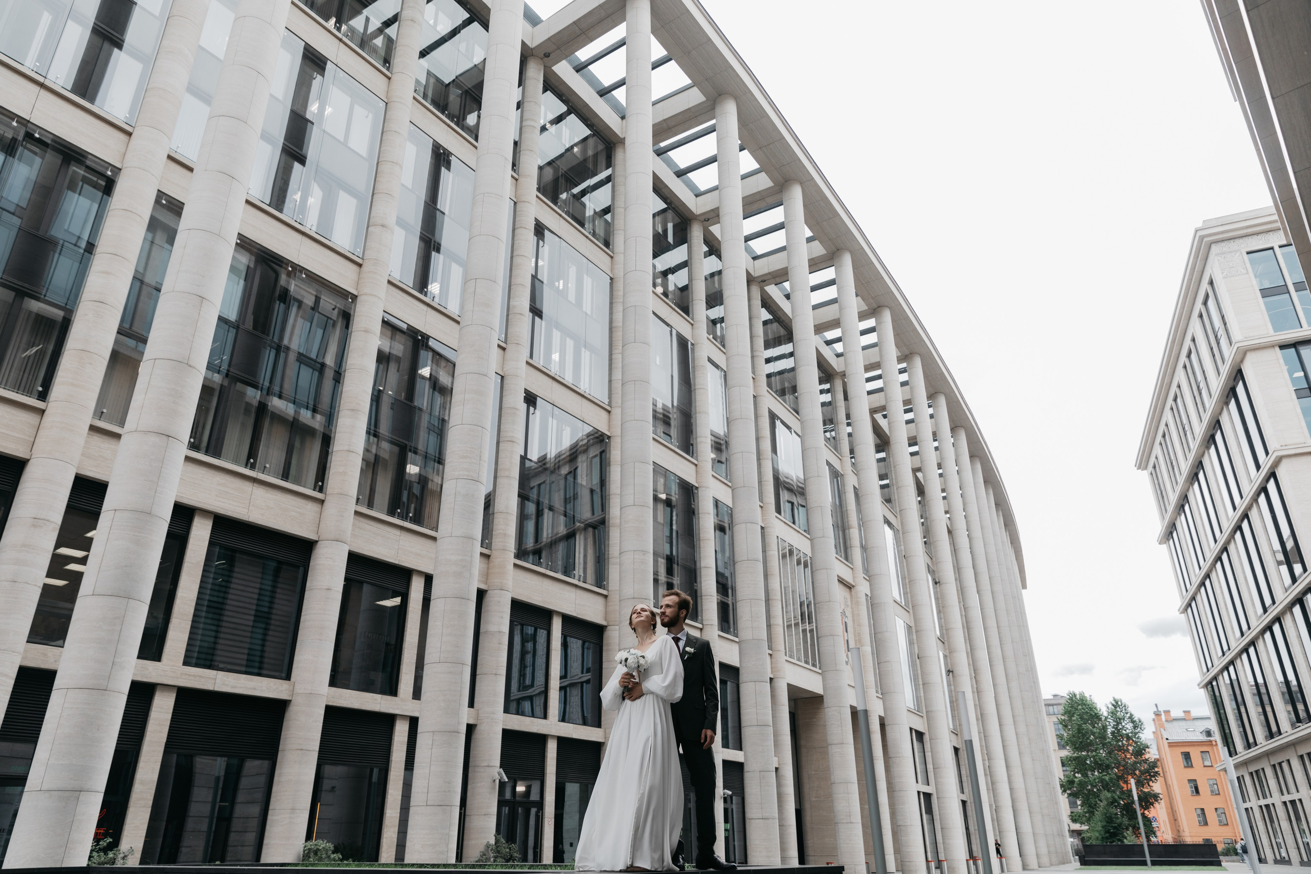 Любовь — противовес этому ужасу, любовь — акт единения и сохранения. Свадебный фотограф в Санкт-Петербурге